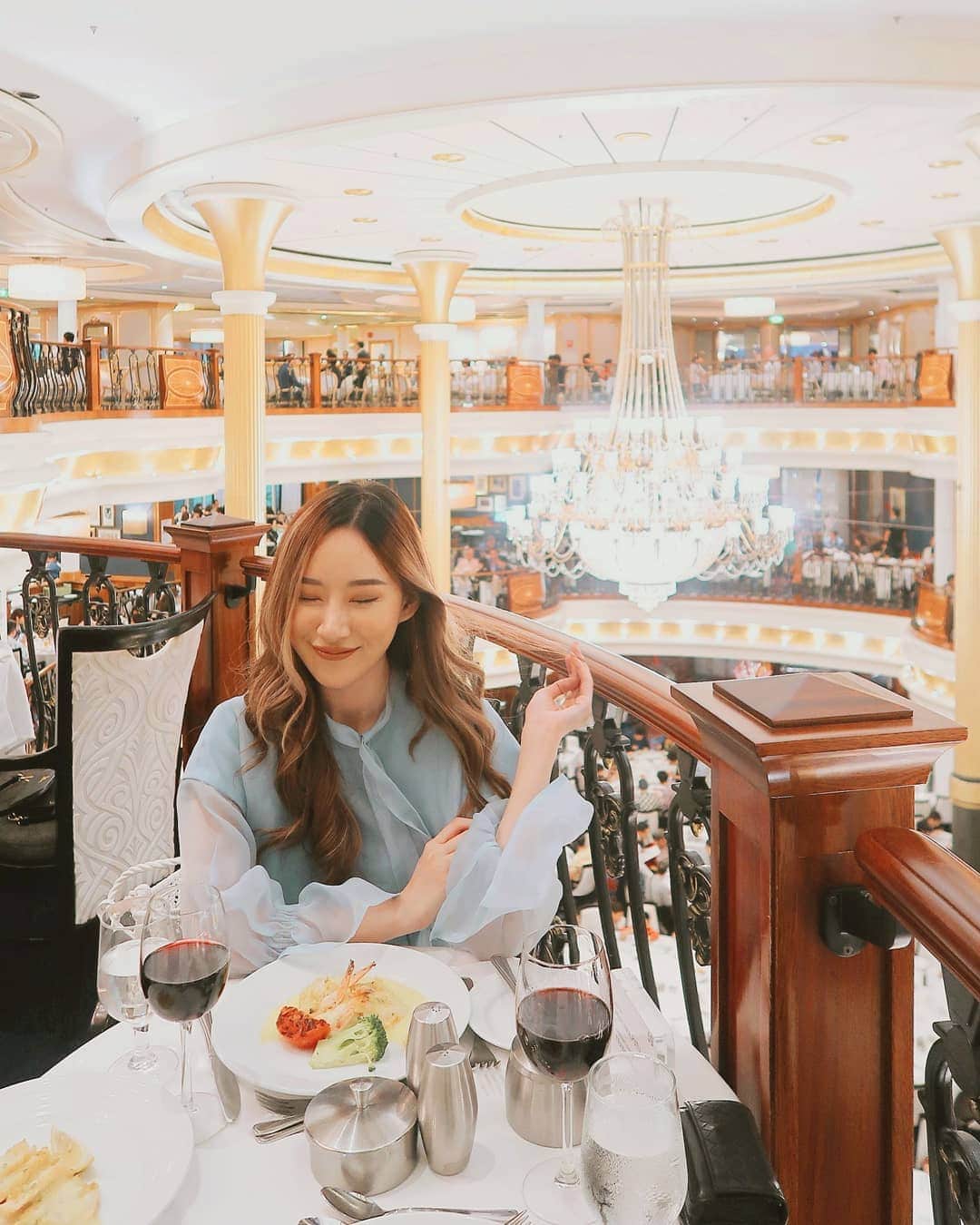エリッサ・ヤマダのインスタグラム：「A delightful dinner to end a funtastic trip 🍷✨ #royalcarribean #voyageroftheseas」