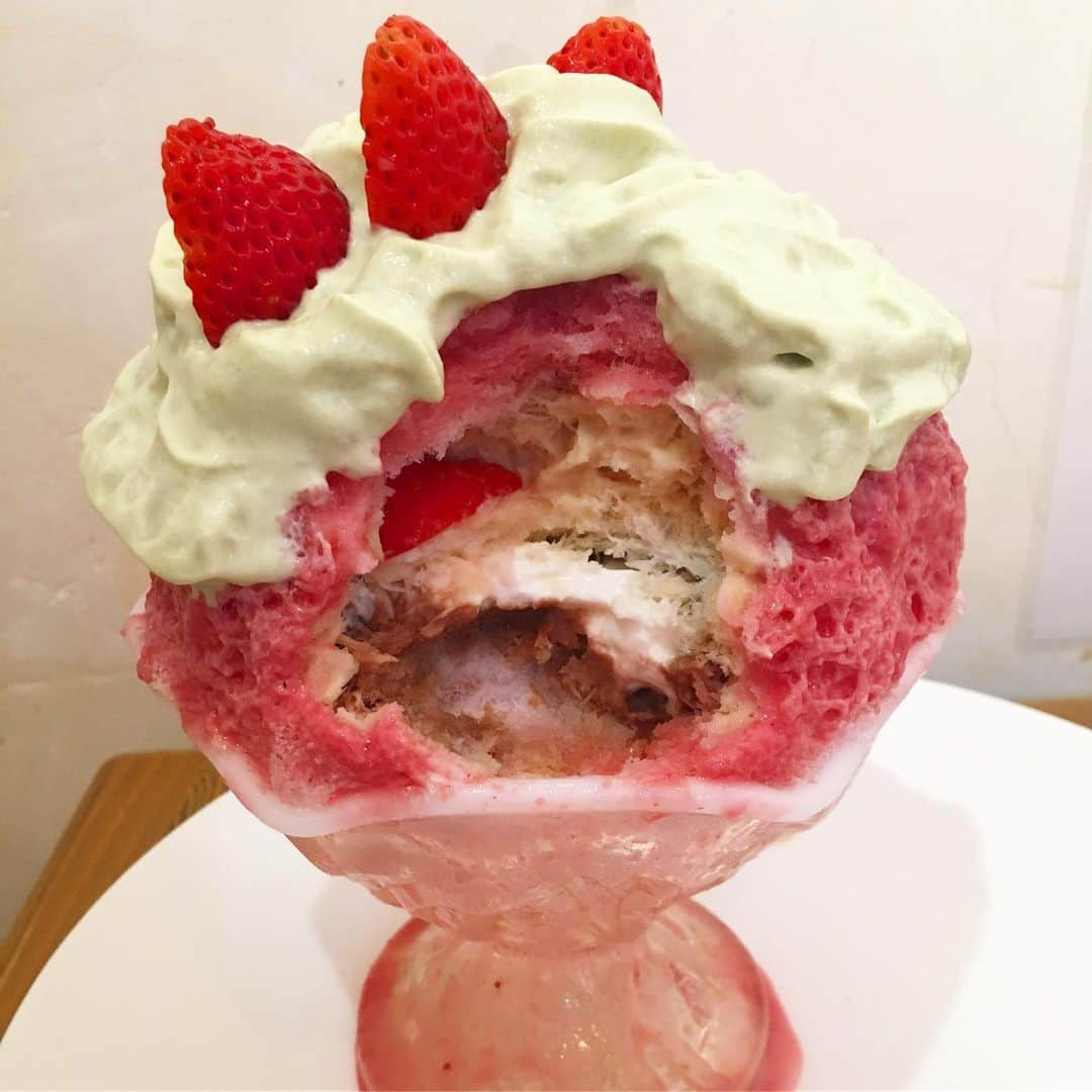 菅野広恵さんのインスタグラム写真 - (菅野広恵Instagram)「＊＊＊ かき氷研究所🍧✨ ・ 先日東京にいるかき氷プロの @keitarokumaki  から大阪のおすすめのかき氷を教えてもらい、 @kakigorilaboratory  へ行ってきました🥰 ・ 見た目の可愛さも抜群なんですが、かき氷の中にも夢を持たせてくれてるかき氷😍❤️ ・ かき氷の中には何層ものシロップになっていたり、ブラウニーやチーズケーキが入っていたりと、この1つで何倍にも楽しめる氷ちゃん😍🍧 ・ トップのかき氷は、ピスタチオクリームのかき氷！もう最高🥰❤️ ・ この夏は、かき氷食べに行きたかったので行けてよかった🥰 ・ #かき氷 #大阪かき氷 #ひんやりスイーツ #インスタ映え #大阪カフェ #ピスタチオスイーツ  #子育て中 #1歳6ヶ月  #関西かき氷 #かき氷研究所 #instagood #大阪グルメ #スイーツ女子 #大阪カフェ巡り」5月30日 0時23分 - hiroesugano