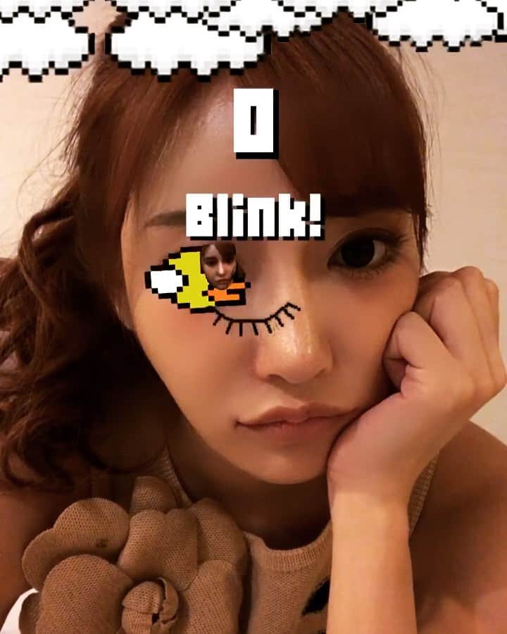 明日花キララのインスタグラム：「たくさん質問頂きましたがこちらはInstagram内のゲームです。 加工フィルターかからないので顔盛れないけど地味に楽しいのでハマってます🧸💮 #まばたきゲーム」