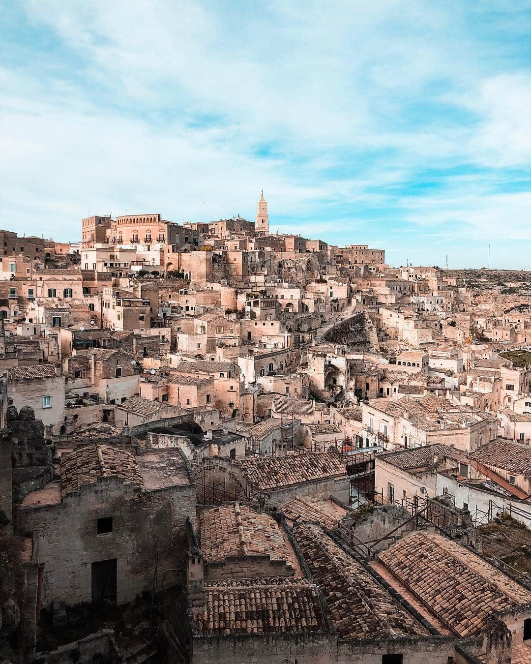 appleさんのインスタグラム写真 - (appleInstagram)「“Nothing compares to the panorama of Sassi di Matera.” #italy #ShotoniPhone by Marco C. @marcocariola」5月30日 0時24分 - apple