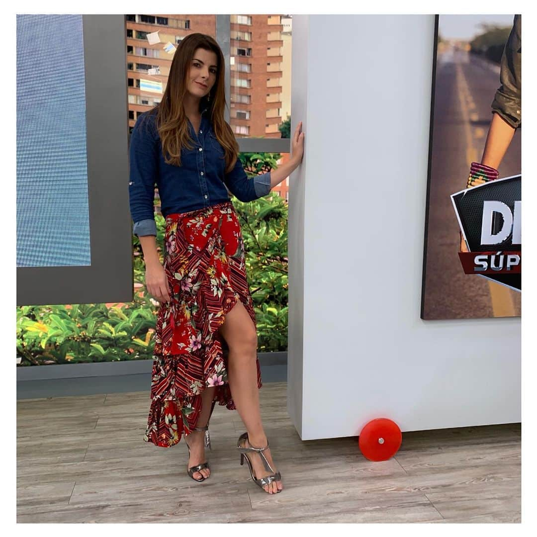 Carolina Cruz Osorioさんのインスタグラム写真 - (Carolina Cruz OsorioInstagram)「• #CaroCruzLookDelDía Camisa y falda: @jeansandblouses.jyb  Accesorios: @sagarajoyasyaccesorios Calzado: @calzatodo @diaadiacaracoltv ⭐️⭐️」5月30日 0時27分 - carolinacruzosorio