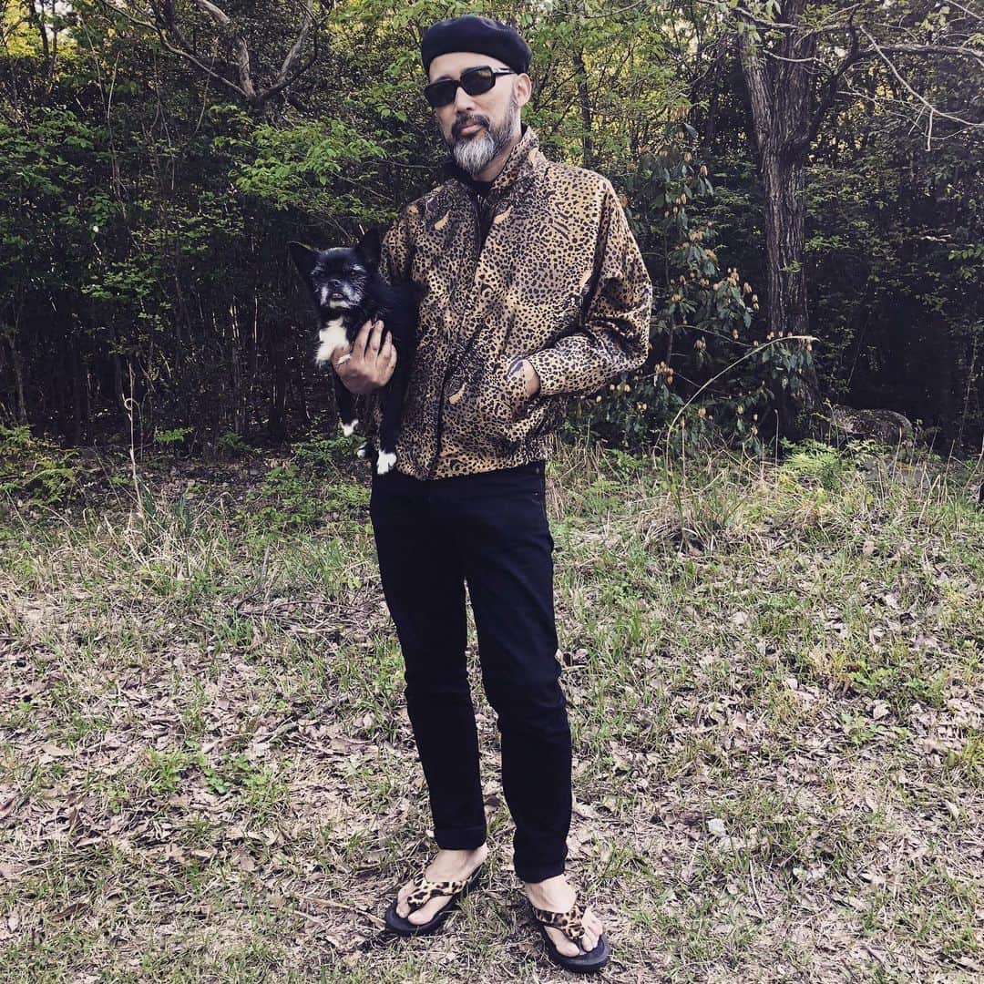 のインスタグラム：「#ジャズと豹 #jojo #jojosandal #ない藤 #祇園ない藤  #沖野修也 #ヒョウ #豹 #ヒョウ柄 #🐆 #DJ #kyoto #BAL #京都BAL #東組 #組や  いよいよ6月1日より、沖野修也最新展覧会『ジャズと豹』開催！  祇園の老舗履物店、ない藤の人気商品JOJOの沖野修也モデルの発売を記念して、１年振りに蒐集物を並列した個展をやります。僕がこれまで集めた豹柄レコード？や私物豹柄アイテムを一挙公開（一部販売します）。期間中は、豹柄レコードを織り交ぜたDJプレイやない藤さんのBALでのPop Up期間中に行われているワークショップ、"ぎゝ塾"の一貫で、沖野修也的豹柄着こなし講座？も（苦笑）。クレイジーな企画ですが、本人は真面目に取り組んでおります。騙されたと思って覗きにいらして下さい。  ない藤　BAL POP UP "JAZZと豹" 沖野修也の蒐集と創造展 ◇開催概要◇ 2019年6月1日(土) 〜 6月9日(日) 京都BAL４階 ない藤　JOJO　POP UP shopにて 入場無料  オープニングイベント 6/1 15:00~17:00 沖野修也氏によるDJ  6/2 ぎゝ塾12回　 沖野修也の知的セクシー&ワイルド着こなし講座 15:30~16:30  クロージングイベント 6/915:00~17:00 沖野修也氏によるDJ ＝＝＝＝＝＝＝＝＝＝＝＝＝＝＝＝＝＝＝＝ セクシーとは何か？ ワイルドとは何か？をクールに問うこの企画  沖野修也とのJOJOコラボモデルを、 私物豹柄アイテムと共に展示/販売します。 （一部、非売品を含む）  また、期間中には豹柄に関連したDJプレイや トーク・イベントも開催。 沖野修也の蒐集と創造の邂逅をご覧頂きます。 ＝＝＝＝＝＝＝＝＝＝＝＝＝＝＝＝＝＝＝＝ ぎゝ塾第12回 『沖野修也の知的セクシー＆ワイルド着こなし講座』 6/2 15:00 開講！  音楽シーンきっての豹柄大好き男、沖野修也が 真のクール＆セクシーorクール＆ワイルドな 着こなしをレクチャーします。  関西では"濃いおばちゃんのアイテム”としての印象が強い為、 興味はあるけれど手が出ないというあなた！ 新しい自分に出会ってみませんか？  沖野修也が、パネルを使った実例コーディネートで 豹柄の日常生活への取り入れ方を指南します。  Photo by Joanne Laporte」