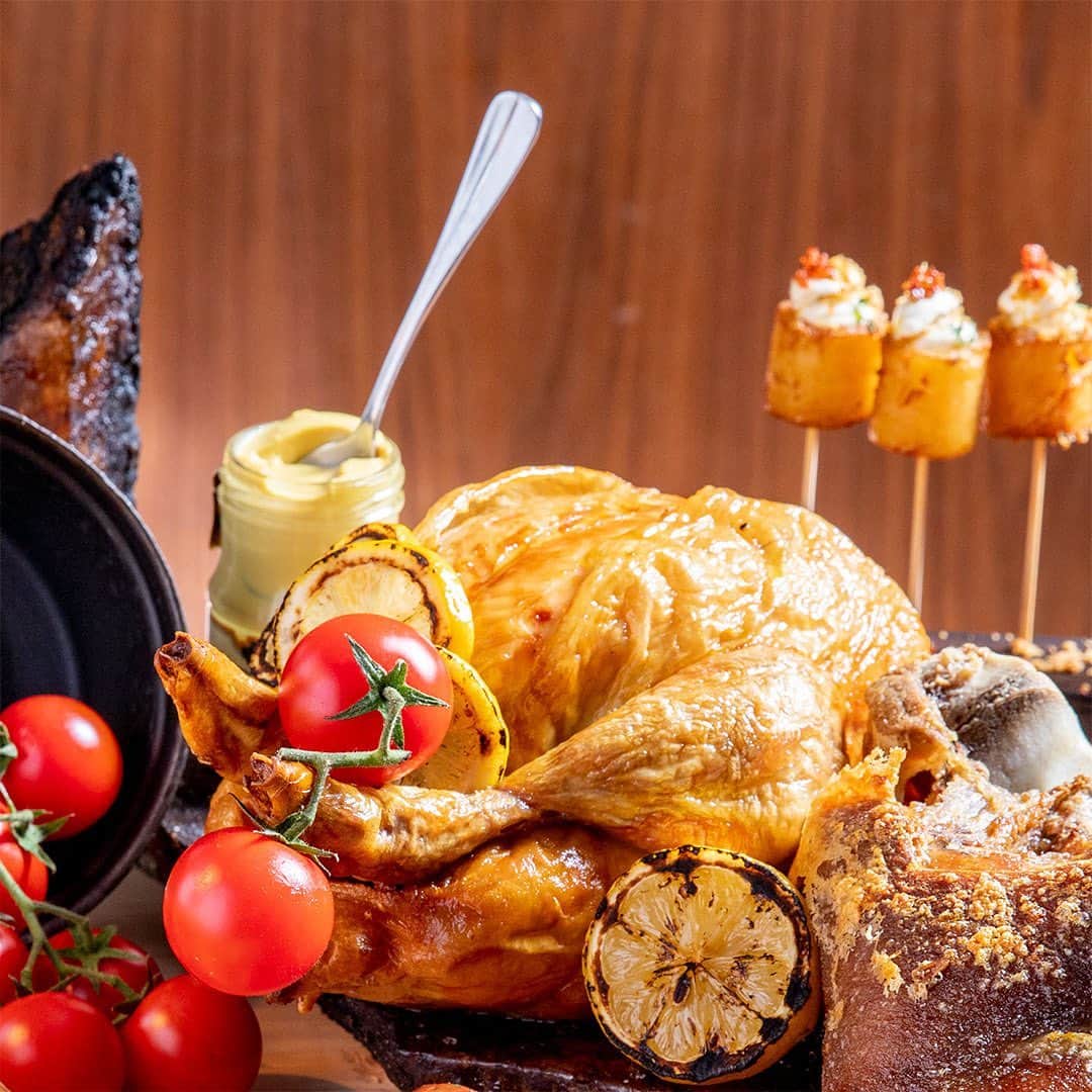 ヒルトン東京さんのインスタグラム写真 - (ヒルトン東京Instagram)「今日は🥓肉の日🥓です！﻿ 🤤マーブルラウンジからの新提案？﻿ 6/4からのディナービュッフェでは🍯新デザートに加え、🗓毎週の金曜日には「ミートマーケット」も開催！﻿ 🍗グリルチキンやスペアリブなど🥩肉づくし、夏こそ肉食🍖！﻿ ﻿ #ヒルトン東京 #新宿 #ホテルディナー﻿ #肉の日 #肉食 #肉テロ #nikuislife﻿ #hiltontokyo #tokyoeats #hotelbuffet #meathals」5月30日 0時35分 - hiltontokyo