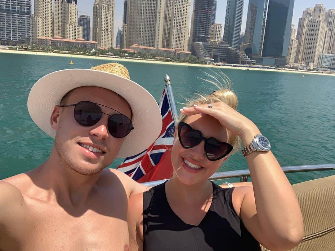コーリー・ウッドローのインスタグラム：「Nice few days away with the sis🙎🏼‍♂️🤷🏼‍♀️」