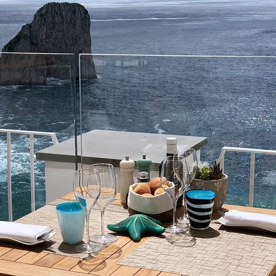 イタレッセさんのインスタグラム写真 - (イタレッセInstagram)「Beautiful scenery of Capri and the Italian sea that form the backdrop to our colourful Mares tumbler, Vertical Large and Privé Gran Cru stem glasses. The best restaurants choose our products to welcome the summer. ————- #italesse #design #mares #tumbler #glassware #tableware #restaurant #beautiful #beautifullife #seaview #sea #panorama #rooftop #wine #wineaccessories #cocktails  #instacocktail #instawine #instarestaurant #winelover #picoftheday #capri #italy @caprirooftop」5月30日 0時36分 - italesse