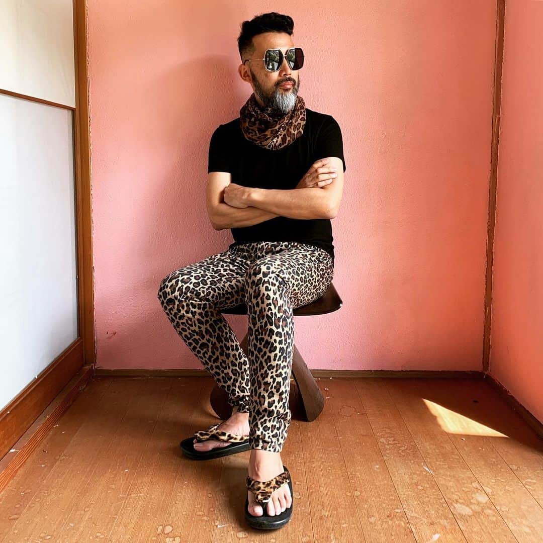 のインスタグラム：「#ジャズと豹 #jojo #jojosandal #ない藤 #祇園ない藤  #沖野修也 #ヒョウ #豹 #ヒョウ柄 #🐆 #DJ #kyoto #BAL #京都BAL #東組 #組や  いよいよ6月1日より、沖野修也最新展覧会『ジャズと豹』開催！  祇園の老舗履物店、ない藤の人気商品JOJOの沖野修也モデルの発売を記念して、１年振りに蒐集物を並列した個展をやります。僕がこれまで集めた豹柄レコード？や私物豹柄アイテムを一挙公開（一部販売します）。期間中は、豹柄レコードを織り交ぜたDJプレイやない藤さんのBALでのPop Up期間中に行われているワークショップ、"ぎゝ塾"の一貫で、沖野修也的豹柄着こなし講座？も（苦笑）。クレイジーな企画ですが、本人は真面目に取り組んでおります。騙されたと思って覗きにいらして下さい。  ない藤　BAL POP UP "JAZZと豹" 沖野修也の蒐集と創造展 ◇開催概要◇ 2019年6月1日(土) 〜 6月9日(日) 京都BAL４階 ない藤　JOJO　POP UP shopにて 入場無料  オープニングイベント 6/1 15:00~17:00 沖野修也氏によるDJ  6/2 ぎゝ塾12回　 沖野修也の知的セクシー&ワイルド着こなし講座 15:30~16:30  クロージングイベント 6/915:00~17:00 沖野修也氏によるDJ ＝＝＝＝＝＝＝＝＝＝＝＝＝＝＝＝＝＝＝＝ セクシーとは何か？ ワイルドとは何か？をクールに問うこの企画  沖野修也とのJOJOコラボモデルを、 私物豹柄アイテムと共に展示/販売します。 （一部、非売品を含む）  また、期間中には豹柄に関連したDJプレイや トーク・イベントも開催。 沖野修也の蒐集と創造の邂逅をご覧頂きます。 ＝＝＝＝＝＝＝＝＝＝＝＝＝＝＝＝＝＝＝＝ ぎゝ塾第12回 『沖野修也の知的セクシー＆ワイルド着こなし講座』 6/2 15:00 開講！  音楽シーンきっての豹柄大好き男、沖野修也が 真のクール＆セクシーorクール＆ワイルドな 着こなしをレクチャーします。  関西では"濃いおばちゃんのアイテム”としての印象が強い為、 興味はあるけれど手が出ないというあなた！ 新しい自分に出会ってみませんか？  沖野修也が、パネルを使った実例コーディネートで 豹柄の日常生活への取り入れ方を指南します。  Photo by Joanne Laporte」