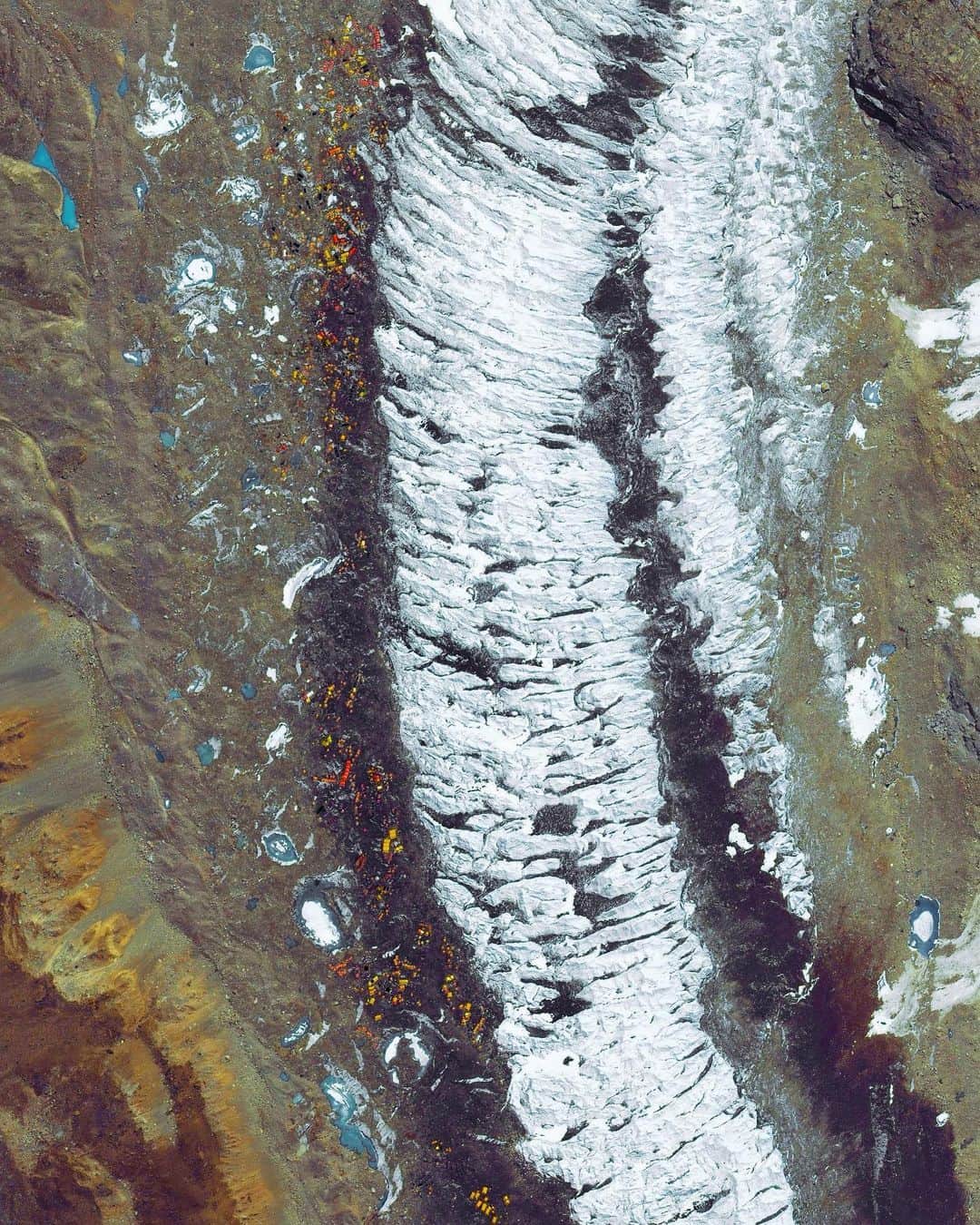 Daily Overviewさんのインスタグラム写真 - (Daily OverviewInstagram)「These Overviews show brightly colored tents at Mount Everest's South and North Base Camps, respectively. South Base Camp is located in Nepal at an altitude of 17,598 feet (5,364 m) and North Base Camp is in Tibet at 16,900 feet (5,150 m). Both camps are used by climbers as rudimentary campsites during their ascent and descent of the 29,029-foot-tall (8,848 m) mountain — Earth's highest point above sea level. This spring has been one of the deadliest climbing seasons in history, which many experts attribute to overcrowding on the mountain and an influx of inexperienced climbers. /// Created by @benjaminrgrant, source imagery @maxartechnologies」5月30日 0時41分 - dailyoverview