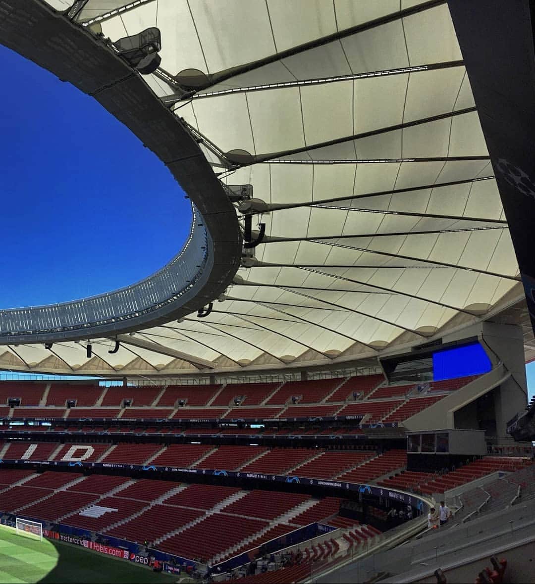 UEFAチャンピオンズリーグさんのインスタグラム写真 - (UEFAチャンピオンズリーグInstagram)「3⃣ days to go to the #UCLfinal and the Estadio Metropolitano is 🔥🔥🔥 😍  Which European stadiums are the most impressive looking? 🤔」5月30日 0時41分 - championsleague