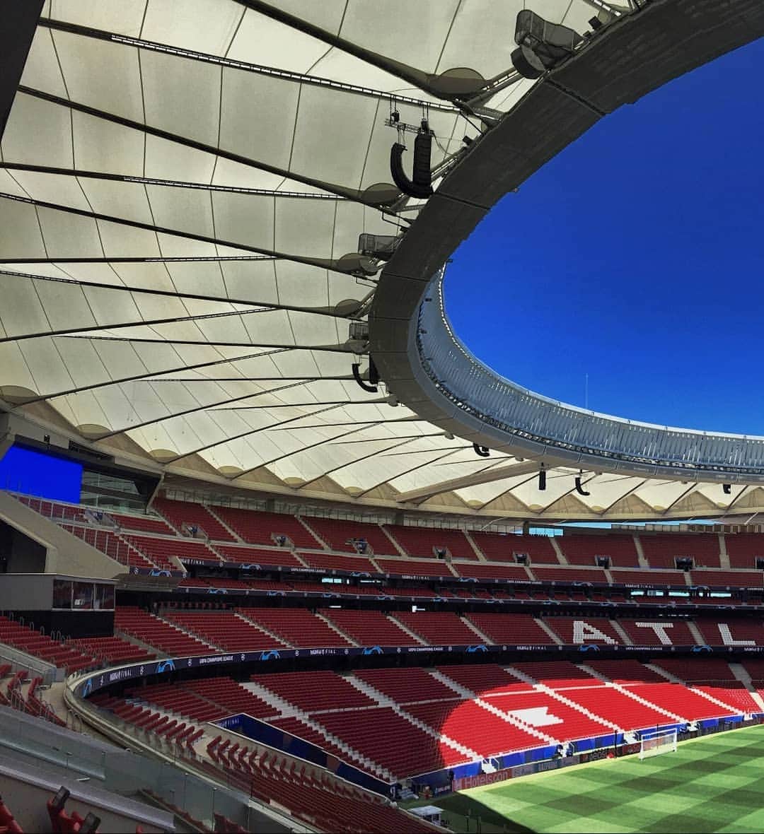 UEFAチャンピオンズリーグさんのインスタグラム写真 - (UEFAチャンピオンズリーグInstagram)「3⃣ days to go to the #UCLfinal and the Estadio Metropolitano is 🔥🔥🔥 😍  Which European stadiums are the most impressive looking? 🤔」5月30日 0時41分 - championsleague