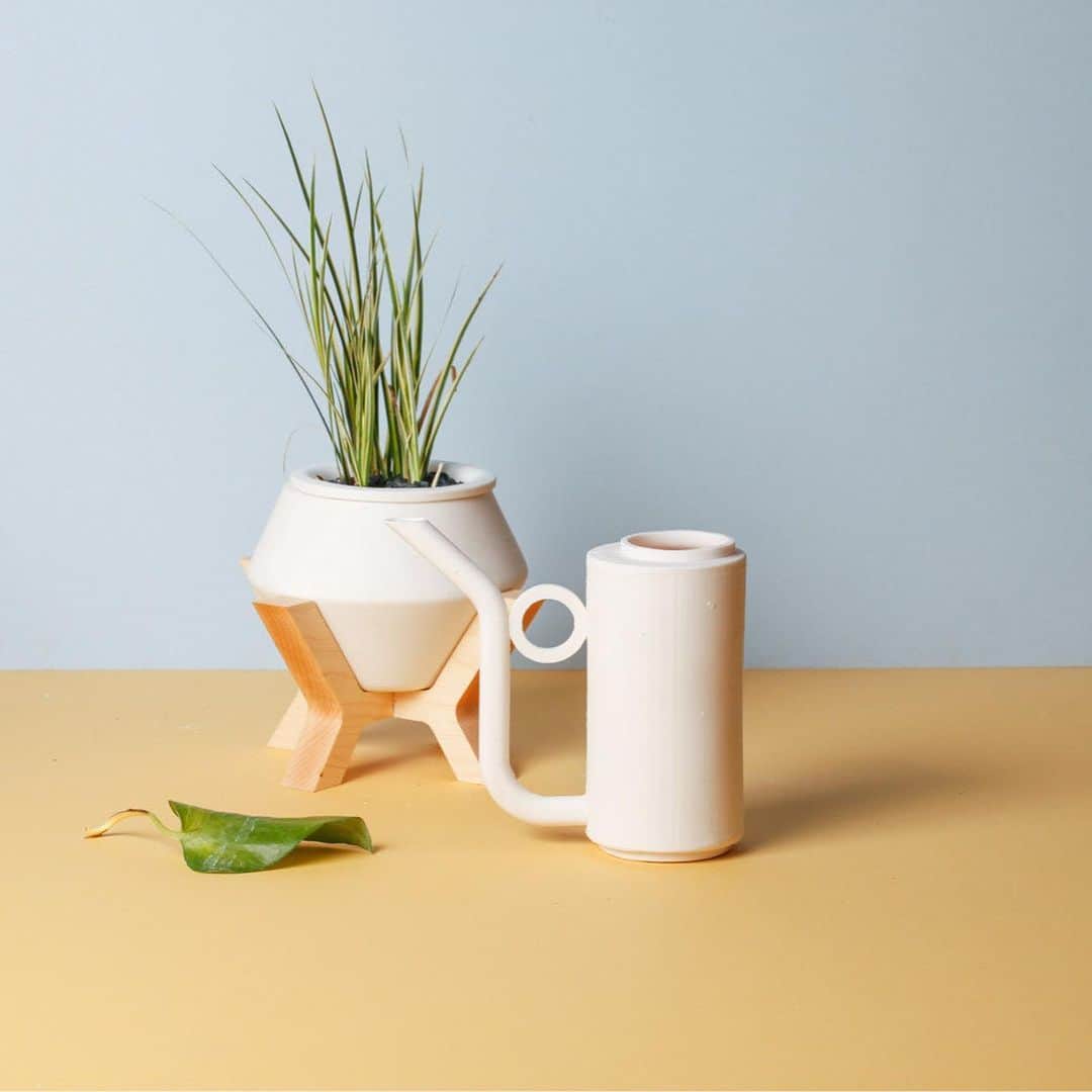 Design Milkさんのインスタグラム写真 - (Design MilkInstagram)「Buffalo, New York-based industrial designer @marcusisntcool took something he had observed – people watering their houseplants with things other than watering cans – and created a solution. Meet Watering + Can. \\\ designmilk.com」5月30日 0時45分 - designmilk