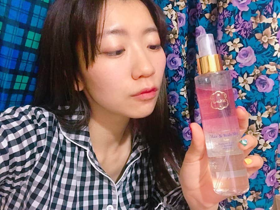 ぱいぱいでか美のインスタグラム：「ちょっと前に出たLALINEの新シリーズいい香りすぎて癒し❤︎ ꙳ #LALINE #bodycare #haircare #roomwear ꙳ ボディクリーム、ハンドクリーム、ボディ&ヘアミスト、そしてポーチまで！ 頂いちゃいました〜嬉し〜〜！ 前もLALINEの投稿したけど本当に香りが好みすぎる。 甘いけど子どもっぽくなくて、すごいバランスでちょーーーーど好き！笑 中でもボディ&ヘアミストは名の通り体にも髪の毛にもOKで 使いやすいわ冷房で乾燥しがちだけど ベタつきたくない湿度にもぴったりで重宝しております。 美容オイルと美容エキスが2層になってるから (写真は裏の使用方法みてるんだけどそこにまんま書いてあったよ 美容オイルと美容エキスって) ピンクと透明で分かれてて見た目もかわいい〜 . 写真で着てるパジャマ、 アンジュルムさんがアンジュルムックで着てたものと多分同じやつです… おとももちと「これでは？！」ってなって買ったけど アンジュルムとお揃いということが前提にありつつ いつも仲良いおじさん達とパジャマお揃いなのかなり面白いから買ってよかったです。 お揃いのパジャマを使うおじさんとおばさん。」