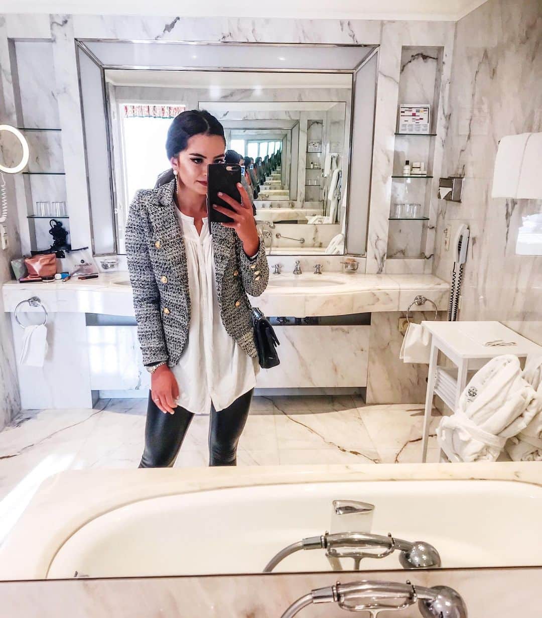 Anniさんのインスタグラム写真 - (AnniInstagram)「This bathroom is just #goals #bathroomgoals 🛁 // *Anzeige ❤️☀️ ——————————————————————————— • • • • •  #outfit #fashion #fashionblogger #ootd  #fashionblogger_de #blogger #inspiration #inspo #girl #me #look #ig #kissinfashion #americanstyle #liketkit #nature #love #badenbaden」5月30日 0時55分 - annaleacosta