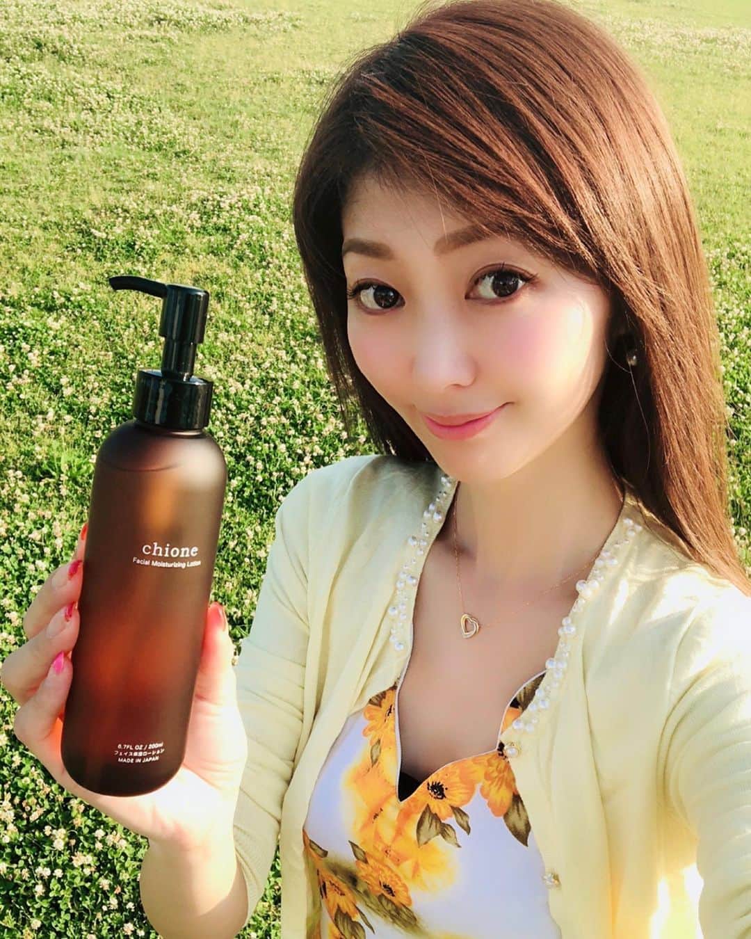 のインスタグラム：「こちらは… REGINA CLINIC 化粧水ローション 💙chione（キオネー)💙 医療脱毛の「レジーナクリニック」 @regina_clinic 総医院長が開発したフェイスローションです💡 @masato_kimura_reginaclinic * 美容業界で注目されている ヒト幹細胞が配合されていて ハリやしわ予防、美白効果も期待出来ます❤️ フェイスローションですが 顔にも身体にも使える便利なローション🎶 * テクスチャーはとてもみずみずしく🚰💧💦 さらっとしていますが お肌に付けた瞬間にもちっとして広がる感じ💗 付けた途端にお肌が柔らかく しっとりもっちり感が味わえます‼️ * 洗顔してお風呂上がりに 2プッシュを顔全体に馴染ませてます💡 少し余ってる場合は首や身体に付けてますが もっちりふっくら感がとっても嬉しい‼️ 思わず手でもちもち具合を 確認してしまうくらい=( 👉 '-' )💓 もち艶肌目指して続けます🎶 ✼••┈┈┈┈┈┈┈┈┈┈┈┈┈┈┈┈••✼ #レジーナクリニック #レジクリ#キオネー#chione #ローション#lotion #フェイスローション #化粧水 #肌活 #保湿ケア #コスメ好きな人と繋がりたい #つるすべ肌 #美活 #化粧品 #フェイスケア #beauty #美肌ケア #cosme #エッセンス #essence #beaustagrammer #美容好きな人と繋がりたい #美容 #美肌 #女子力 #コスメ#コスメ紹介 #followme #skincare #スキンケア商品 ✼••┈┈┈┈┈┈┈┈┈┈┈┈┈┈┈┈••✼」