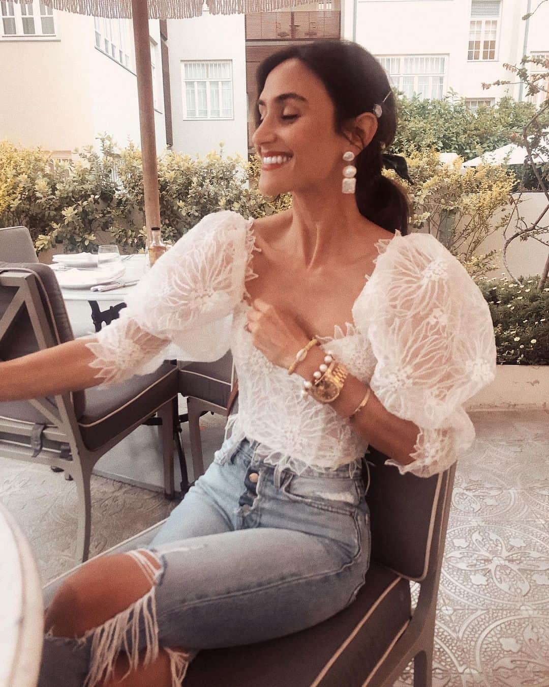 ダニジョーのインスタグラム：「Sitting pretty ✨ @danielleasnyder in the triple pearl earrings #comingsoon (custom #bridal top by @danahareldesign) #honeymooners」
