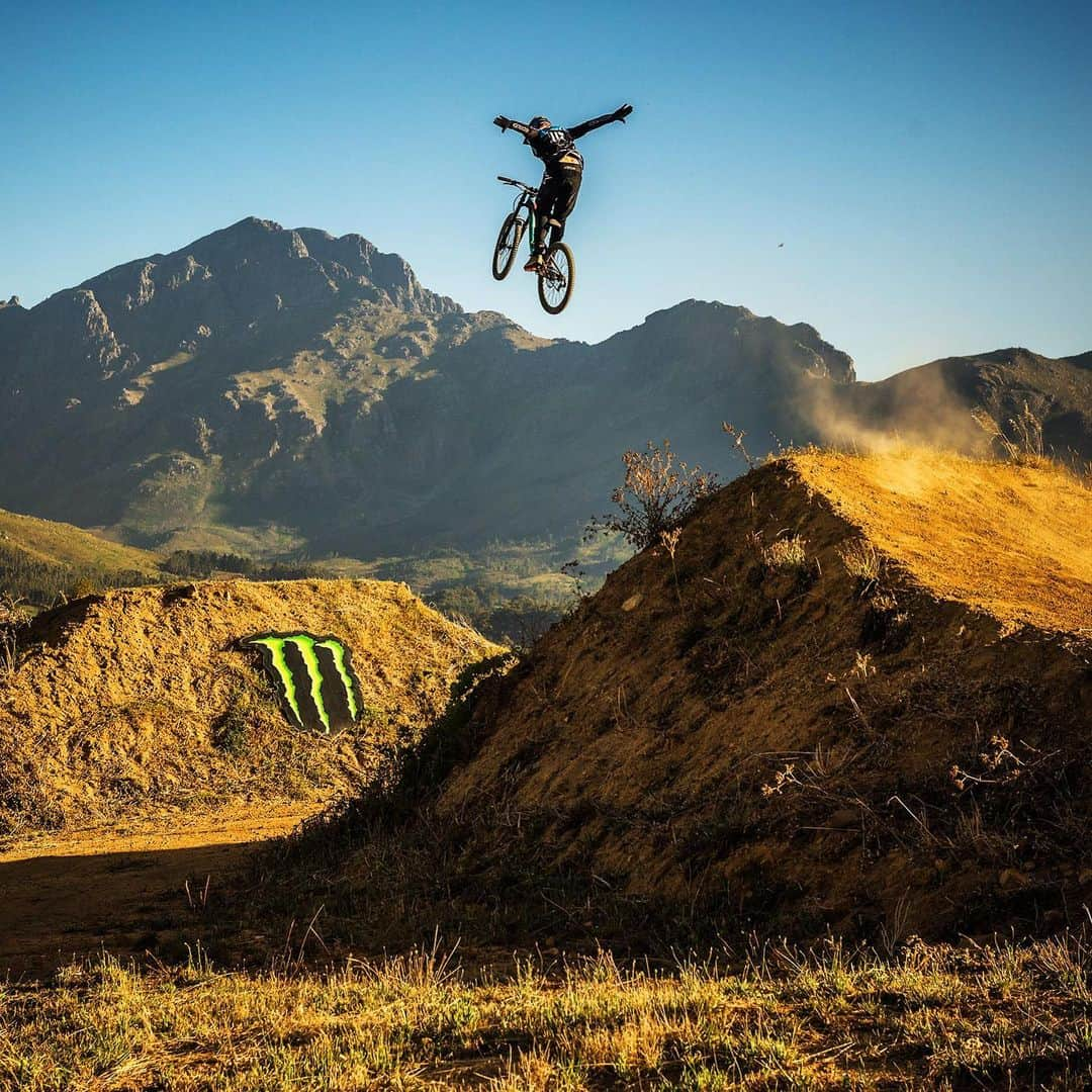 モンスターエナジーさんのインスタグラム写真 - (モンスターエナジーInstagram)「Look Ma, no hands!  #MonsterEnergy #MTB #MountainBike」5月30日 1時03分 - monsterenergy