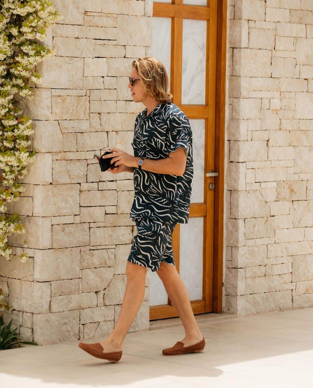 MR PORTERさんのインスタグラム写真 - (MR PORTERInstagram)「We joined our friends over at @netaporter for their #JETAPORTER 2019 trip to Greece. Sun, sea and style.⠀⠀ Here’s a little look at what happened. 🧿⠀⠀ -⠀⠀ A special thank you to @mrp, @desmondanddempsey, @miansai, @onia, @frescobolcarioca, @folkclothing, @poptradingcompany, @veja, @santoniofficial, @muloshoes, @cutlerandgross, @cubitts and @andersonandsheppard.⠀⠀」5月30日 0時57分 - mrporter