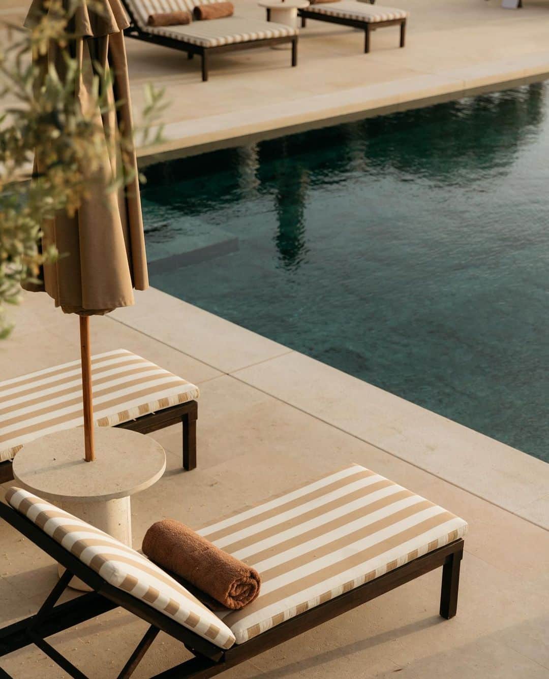 MR PORTERさんのインスタグラム写真 - (MR PORTERInstagram)「We joined our friends over at @netaporter for their #JETAPORTER 2019 trip to Greece. Sun, sea and style.⠀⠀ Here’s a little look at what happened. 🧿⠀⠀ -⠀⠀ A special thank you to @mrp, @desmondanddempsey, @miansai, @onia, @frescobolcarioca, @folkclothing, @poptradingcompany, @veja, @santoniofficial, @muloshoes, @cutlerandgross, @cubitts and @andersonandsheppard.⠀⠀」5月30日 0時57分 - mrporter