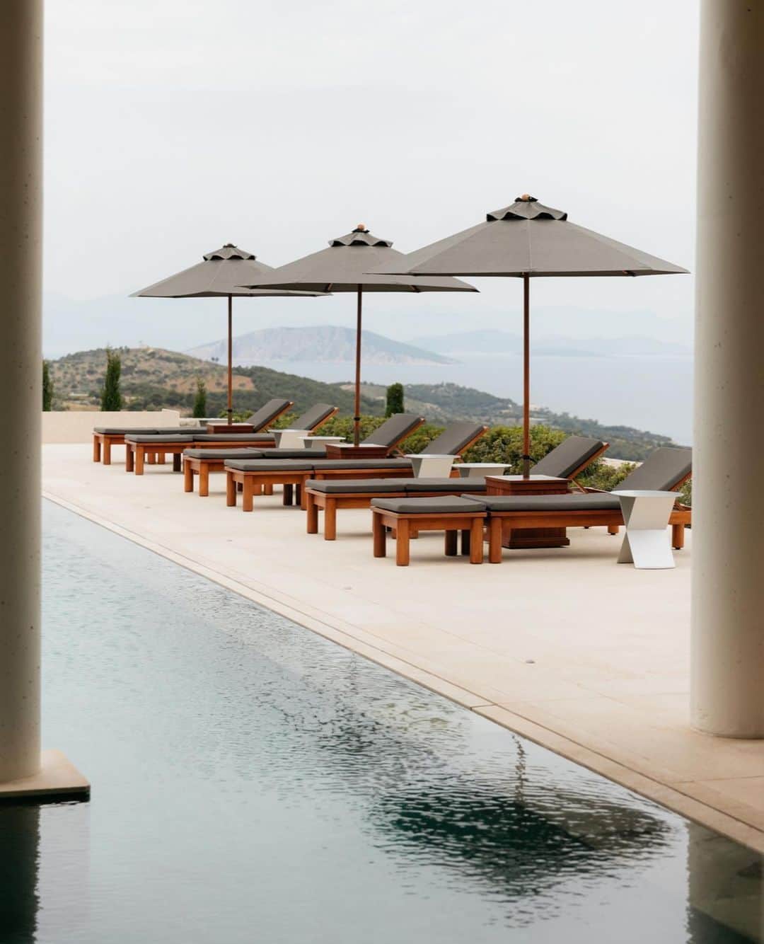 MR PORTERさんのインスタグラム写真 - (MR PORTERInstagram)「We joined our friends over at @netaporter for their #JETAPORTER 2019 trip to Greece. Sun, sea and style.⠀⠀ Here’s a little look at what happened. 🧿⠀⠀ -⠀⠀ A special thank you to @mrp, @desmondanddempsey, @miansai, @onia, @frescobolcarioca, @folkclothing, @poptradingcompany, @veja, @santoniofficial, @muloshoes, @cutlerandgross, @cubitts and @andersonandsheppard.⠀⠀」5月30日 0時57分 - mrporter