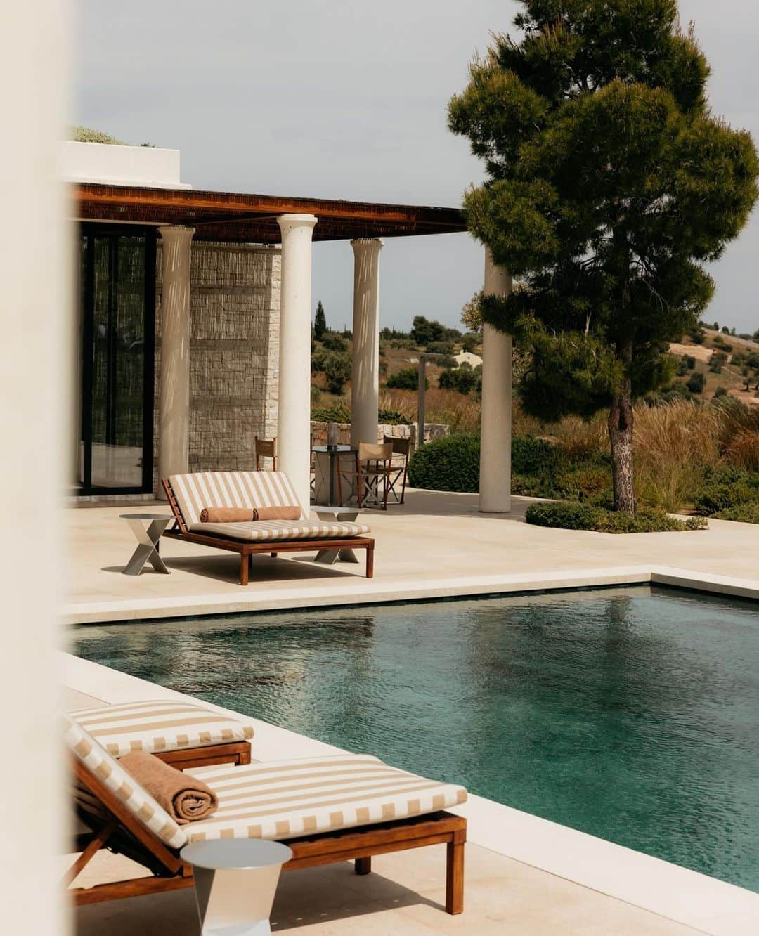 MR PORTERさんのインスタグラム写真 - (MR PORTERInstagram)「We joined our friends over at @netaporter for their #JETAPORTER 2019 trip to Greece. Sun, sea and style.⠀⠀ Here’s a little look at what happened. 🧿⠀⠀ -⠀⠀ A special thank you to @mrp, @desmondanddempsey, @miansai, @onia, @frescobolcarioca, @folkclothing, @poptradingcompany, @veja, @santoniofficial, @muloshoes, @cutlerandgross, @cubitts and @andersonandsheppard.⠀⠀」5月30日 0時57分 - mrporter
