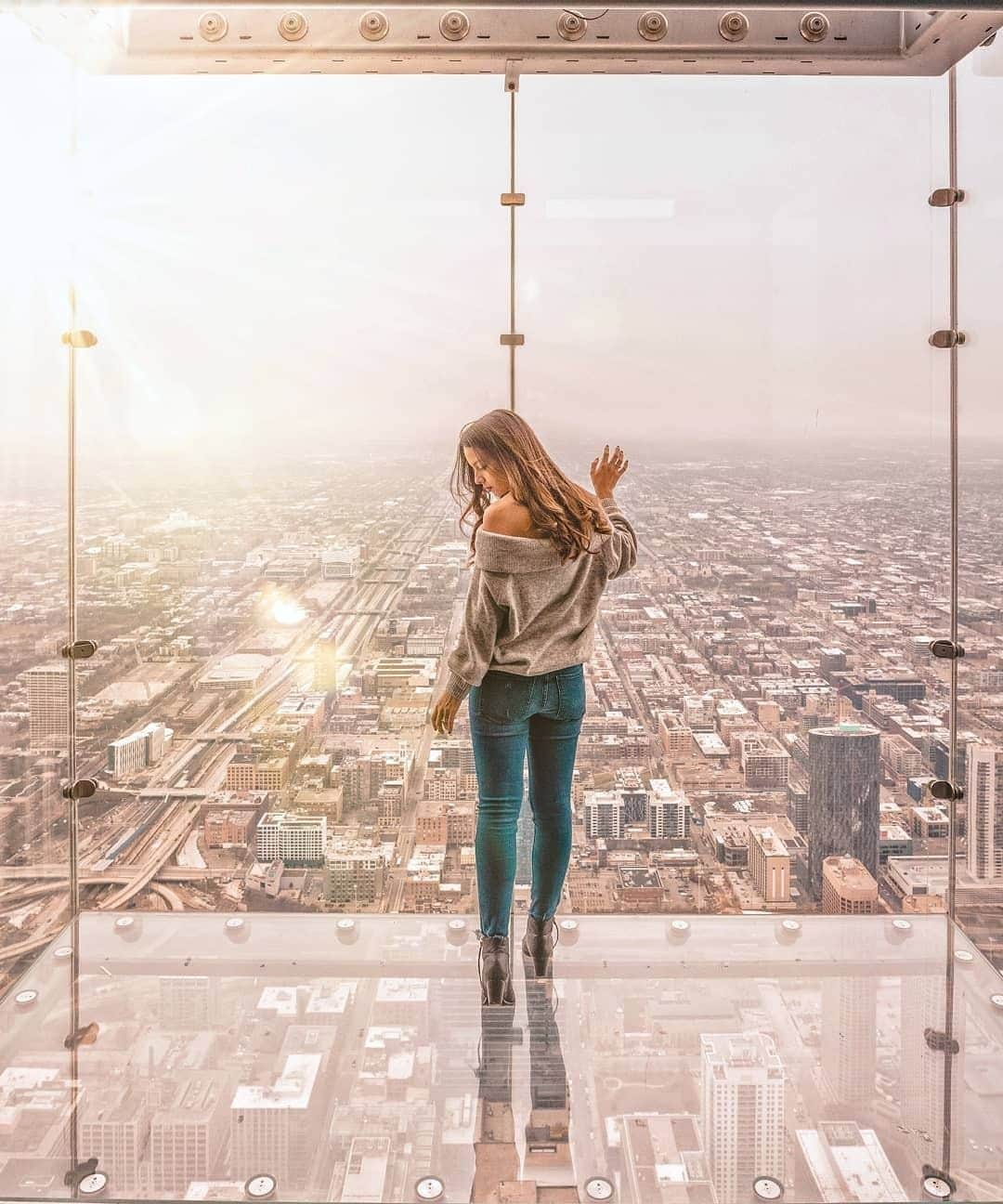 Visit The USAさんのインスタグラム写真 - (Visit The USAInstagram)「It's CHI-town, not SKY-town, but the view from up here is pretty hard to beat. Take in all that Chicago has to offer from the top of the Willis Tower at @skydeckchicago. 📸 : @professionaltraveler」5月30日 1時00分 - visittheusa