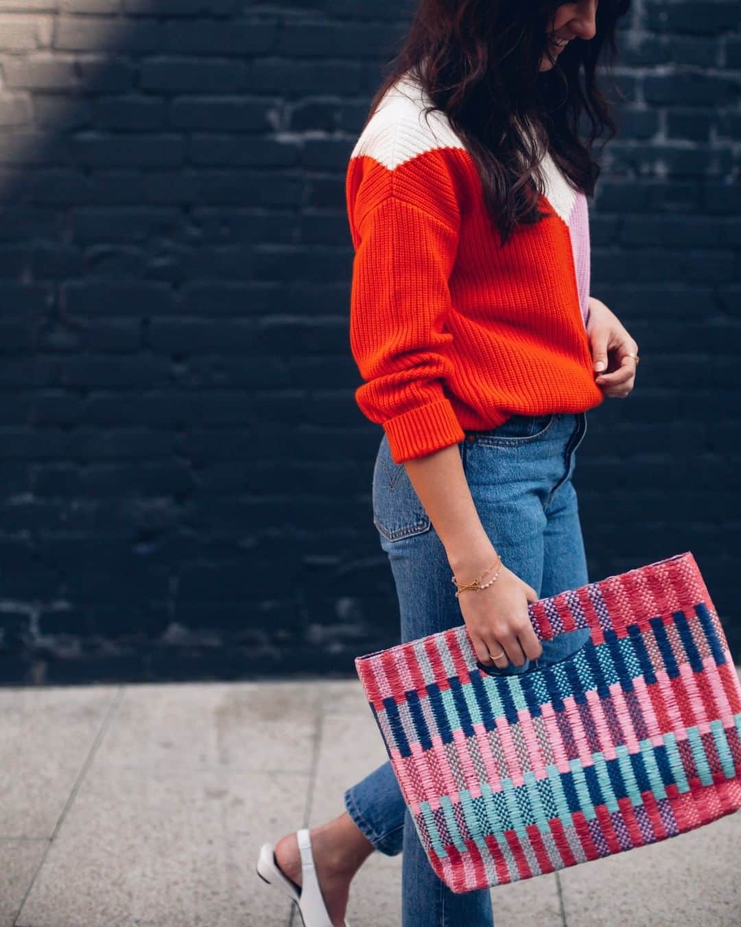 アクセサライズのインスタグラム：「Woven from beachy raffia, featuring cut-away handles, Our Paloma handheld bag is a lesson in clashing colours like a pro. 📷 @rosieannbutcher 🔍 6907669900 Tap the link in the bio to shop now.  #Accessorize #Accessorizer」