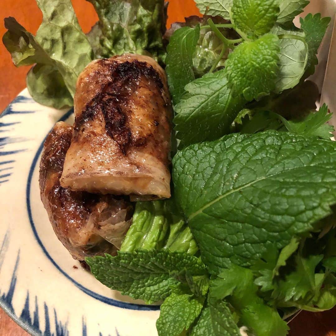 上野優花さんのインスタグラム写真 - (上野優花Instagram)「夜は広尾の『キッチン』へ。 お互い再訪で選ぶものも即決！笑 揚げ春巻きも、野菜春巻きも、 トムヤンクン鍋も衝撃の美味しさ😭💓 野菜が瑞々しいんです🥬 . 野原さんにはサマンサカップ⛳️の頃から お世話になっています。 周りのみんなから愛されるお人柄で 沖縄っ子のほのぼのした感じにも癒されました🥰 お姉さん、これからもよろしくお願いします😆🙏✨ #念願叶ってのご飯 #沖縄っ子と道産子  #食べ物で旅行気分 #アジアに行きたい #部活帰りの高校生のような私」5月30日 1時01分 - yuka_ueno89