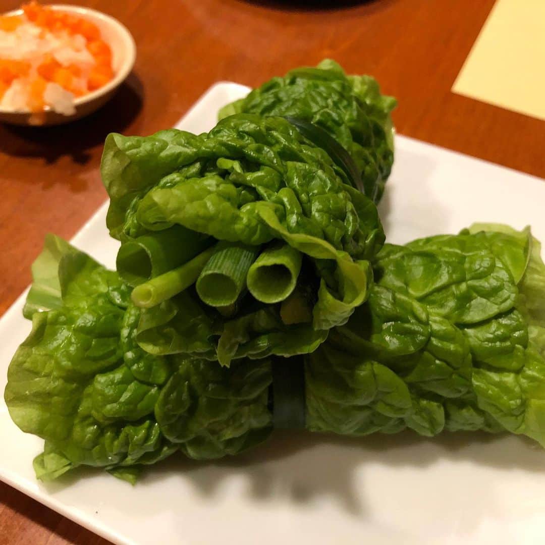 上野優花さんのインスタグラム写真 - (上野優花Instagram)「夜は広尾の『キッチン』へ。 お互い再訪で選ぶものも即決！笑 揚げ春巻きも、野菜春巻きも、 トムヤンクン鍋も衝撃の美味しさ😭💓 野菜が瑞々しいんです🥬 . 野原さんにはサマンサカップ⛳️の頃から お世話になっています。 周りのみんなから愛されるお人柄で 沖縄っ子のほのぼのした感じにも癒されました🥰 お姉さん、これからもよろしくお願いします😆🙏✨ #念願叶ってのご飯 #沖縄っ子と道産子  #食べ物で旅行気分 #アジアに行きたい #部活帰りの高校生のような私」5月30日 1時01分 - yuka_ueno89