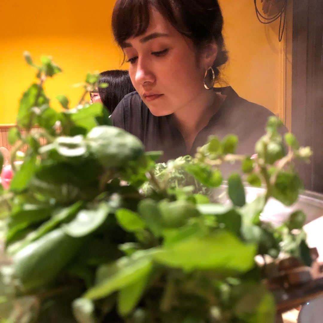 上野優花さんのインスタグラム写真 - (上野優花Instagram)「夜は広尾の『キッチン』へ。 お互い再訪で選ぶものも即決！笑 揚げ春巻きも、野菜春巻きも、 トムヤンクン鍋も衝撃の美味しさ😭💓 野菜が瑞々しいんです🥬 . 野原さんにはサマンサカップ⛳️の頃から お世話になっています。 周りのみんなから愛されるお人柄で 沖縄っ子のほのぼのした感じにも癒されました🥰 お姉さん、これからもよろしくお願いします😆🙏✨ #念願叶ってのご飯 #沖縄っ子と道産子  #食べ物で旅行気分 #アジアに行きたい #部活帰りの高校生のような私」5月30日 1時01分 - yuka_ueno89