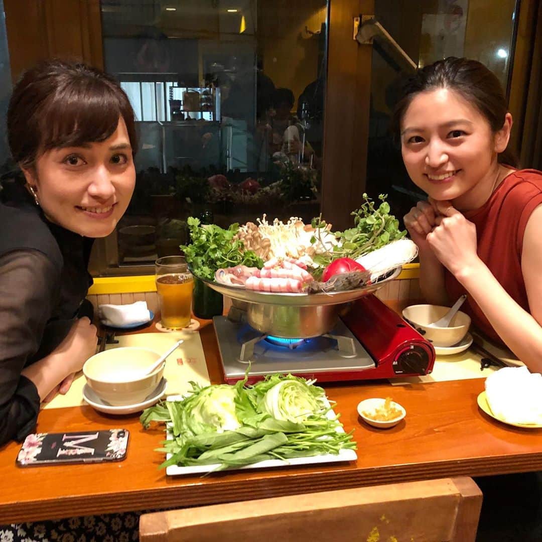 のインスタグラム：「夜は広尾の『キッチン』へ。 お互い再訪で選ぶものも即決！笑 揚げ春巻きも、野菜春巻きも、 トムヤンクン鍋も衝撃の美味しさ😭💓 野菜が瑞々しいんです🥬 . 野原さんにはサマンサカップ⛳️の頃から お世話になっています。 周りのみんなから愛されるお人柄で 沖縄っ子のほのぼのした感じにも癒されました🥰 お姉さん、これからもよろしくお願いします😆🙏✨ #念願叶ってのご飯 #沖縄っ子と道産子  #食べ物で旅行気分 #アジアに行きたい #部活帰りの高校生のような私」