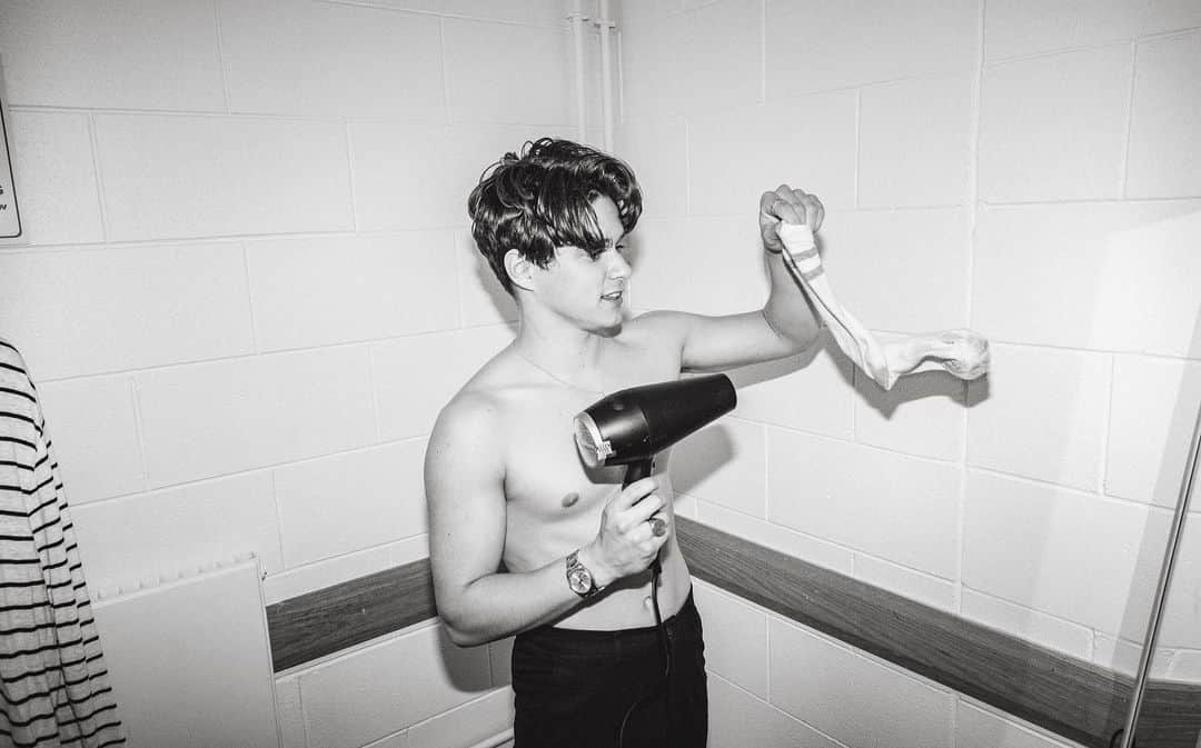 The Vampsさんのインスタグラム写真 - (The VampsInstagram)「Sometimes pre show prep doesn’t go to plan... Second photo probably shows what happened to Brad the most, can you work it out?」5月30日 1時06分 - thevamps