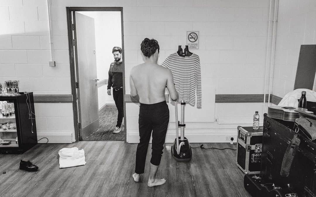 The Vampsさんのインスタグラム写真 - (The VampsInstagram)「Sometimes pre show prep doesn’t go to plan... Second photo probably shows what happened to Brad the most, can you work it out?」5月30日 1時06分 - thevamps