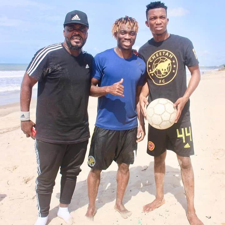 クリスティアン・アツのインスタグラム：「@kinaatagh one of the best musicians we have in Ghana and @hayyartey the president of Cheetah Football Club joined us in this morning’s Beach Training 🇬🇭🇬🇭⚽️⚽️🙏」