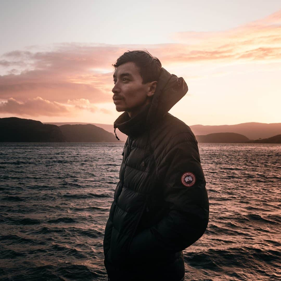 カナダグースさんのインスタグラム写真 - (カナダグースInstagram)「High winds. Bucketing rain. Snow. And then finally this blissful sunset moment. That’s the weather that @vutheara experienced in a single day exploring Gros Morne National Park. “I felt like I was at the end of the world,” he recalls. “The Newfoundland weather was extreme, and those landscapes are surreal.” Luckily for him, the HyBridge Base Jacket, when layered under a waterproof shell, is designed for exactly that kind of wild spring rollercoaster.  For all the details on this best-selling jacket, click the link in bio」5月30日 1時13分 - canadagoose