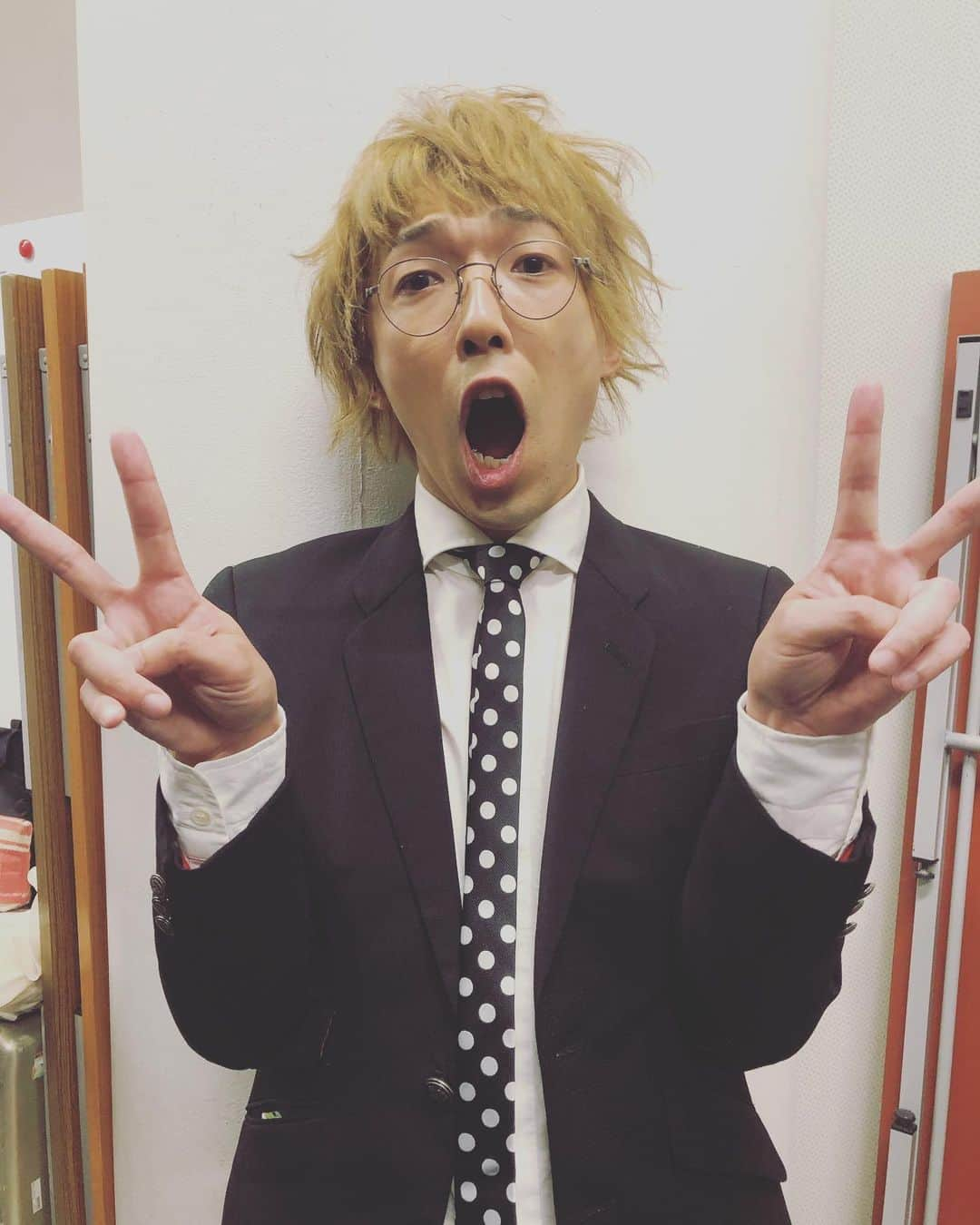 岡部さんのインスタグラム写真 - (岡部Instagram)「. おかゆ初日終了。  明日もよろしくお願いいたします！  メイクさんが上手すぎて盛れすぎてうれしみ。  ったく。 でれでれしてんじゃねえよ。  #シド #ドラム #シドゆうや #かたつむり岡部 #ニュー岡部 #ゆうやと岡部 #つまり #おかゆ #また明日 #vo2 #渋谷 #東京カルチャーカルチャー #でれでれしてんじゃねえよ #今日のホットワード」5月30日 1時08分 - okabeccinyo