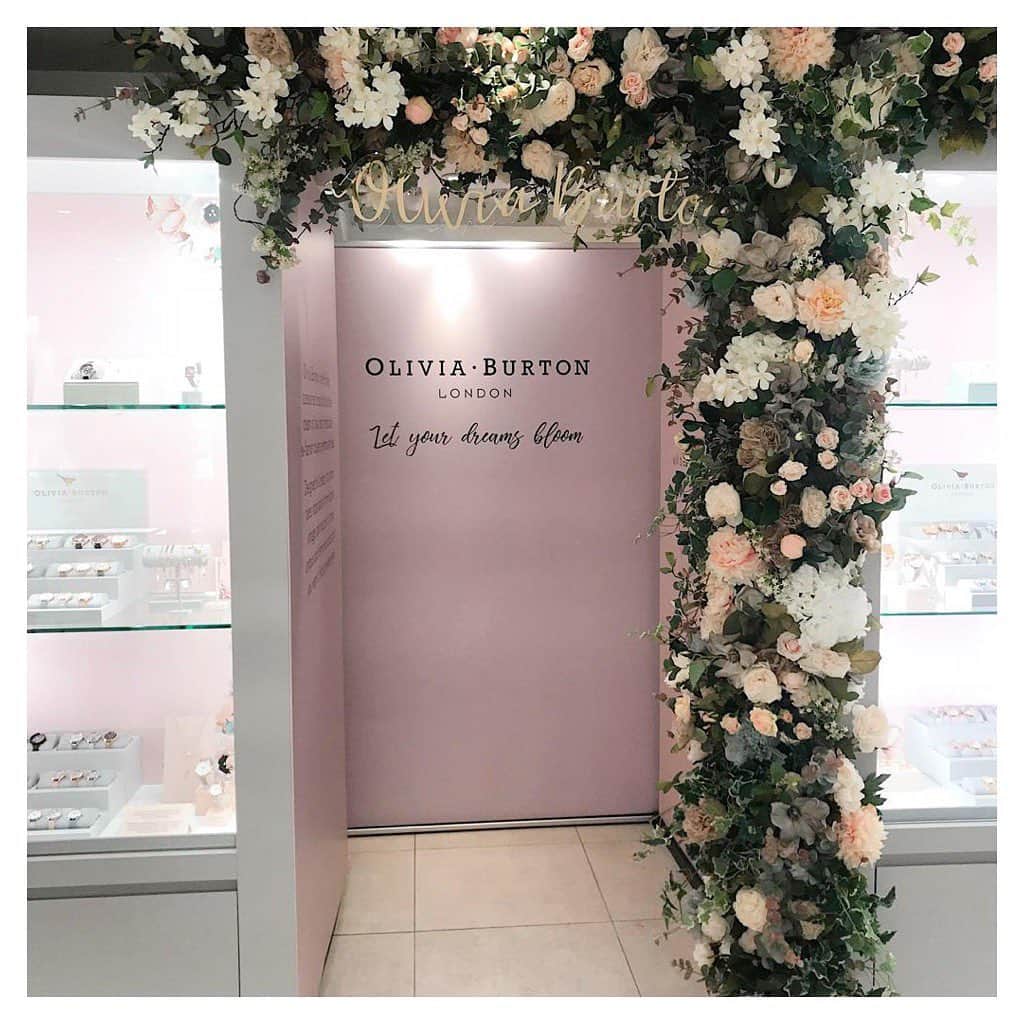 Olivia Burtonさんのインスタグラム写真 - (Olivia BurtonInstagram)「How beautiful is our brand-new flower arch at Weir & Sons in Dublin? 🌸 To celebrate their 150 year anniversary, they’re offering customers the chance to win an Olivia Burton watch for the next 3 months! ✨ Head over to their @weirandsons account to find out how you could win! ✨  Pop in and visit our team next time you’re in the Grafton Street area! 💕 #MyOliviaBurton #Weir150 #Dublin #GraftonStreet」5月30日 1時10分 - oliviaburtonlondon