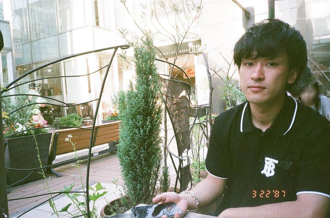としみつのインスタグラム：「先日。後輩くんが撮ってくれた。 いや日付やばくない？  今年はポロシャツ着てく〜 (にとろじゃない)」