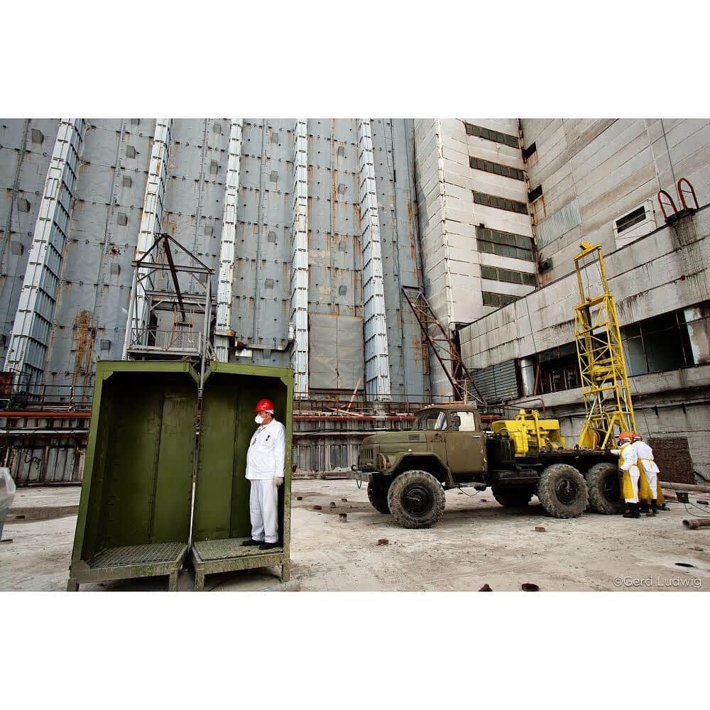 Gerd Ludwigさんのインスタグラム写真 - (Gerd LudwigInstagram)「Beneath the buttressed western wall of the sarcophagus—one of the shakiest parts of the enclosure containing the destroyed Reactor No. 4 in Chernobyl—a worker ducks into a small lead enclosure, provided to shield construction personnel from the radiation still leaking through the propped-up containment wall. These enclosures are provided to protect workers when they are resting and their presence is not required in the open space.  I shot this years ago on one of my many trips to the Chernobyl Nuclear Power Plant.  I’m looking forward to watching the continuation of the Chernobyl mini-series on HBO every Monday. It is an amazingly accurate and honest, in-depth account of what happened during the world’s worst nuclear disaster to date (yes, including Fukushima). @natgeo @thephotosociety #Chernobyl #Ukraine」5月30日 1時11分 - gerdludwig