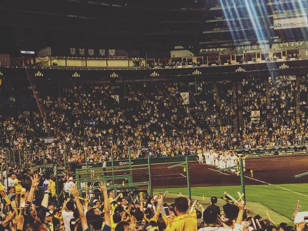 前田彩名さんのインスタグラム写真 - (前田彩名Instagram)「阪神ー巨人戦！ 昨日は雨で中止になった分、 両チーム譲らぬ展開で延長へ。  11回、ノーアウト満塁という 大チャンスを結局活かせず、 その時の甲子園中のため息ったら。。笑  12回、再び1アウト満塁のチャンス。 代打の髙山がサヨナラ満塁ホームラン！ 一塁アルプス席から見上げながら、 これはファウルになるのか？ それとも‥👀 と、ボールを目で追ったやいなや、 入った！！！！直後、大歓声！！！ 劇的なサヨナラ勝ち🙌 大盛り上がりでした！！ 隣にいたおじさんが、 代打・髙山とコールされた時に 髙山なら行ける！！と言ってて、 本当にその通りになりましたね🤗 (ちなみに鳥谷が出てくる時は 全然ダメと言ってたけど、 私もそう思ってた😅調子よくない？) ともあれ！ これで阪神は2位に浮上！！ 1位は渡さない、ぞ⚾︎🔥笑」5月30日 1時22分 - ayana.maeda