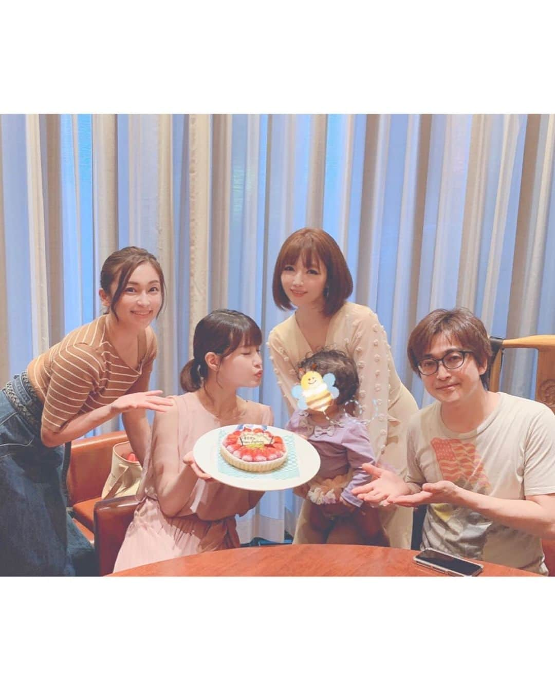 岸明日香さんのインスタグラム写真 - (岸明日香Instagram)「番組メンバーが4月の誕生日お祝いしてくれた💕 森下悠里ちゃん、原明日夏ちゃん、じゅんじゅん😍 ほんまにいつもありがとう💓  そして昨日かえぴもDiorのかわいい誕生日プレゼントくれたよ😍」5月30日 1時20分 - aspoo02