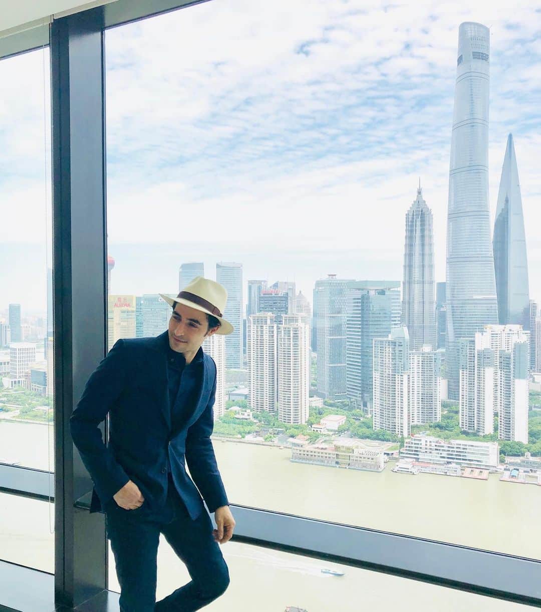 ザックポーゼンさんのインスタグラム写真 - (ザックポーゼンInstagram)「Another epic day in #Asia with a picture perfect postcard view the the #shanghai skyline! #china 🇨🇳」5月30日 1時23分 - zacposen
