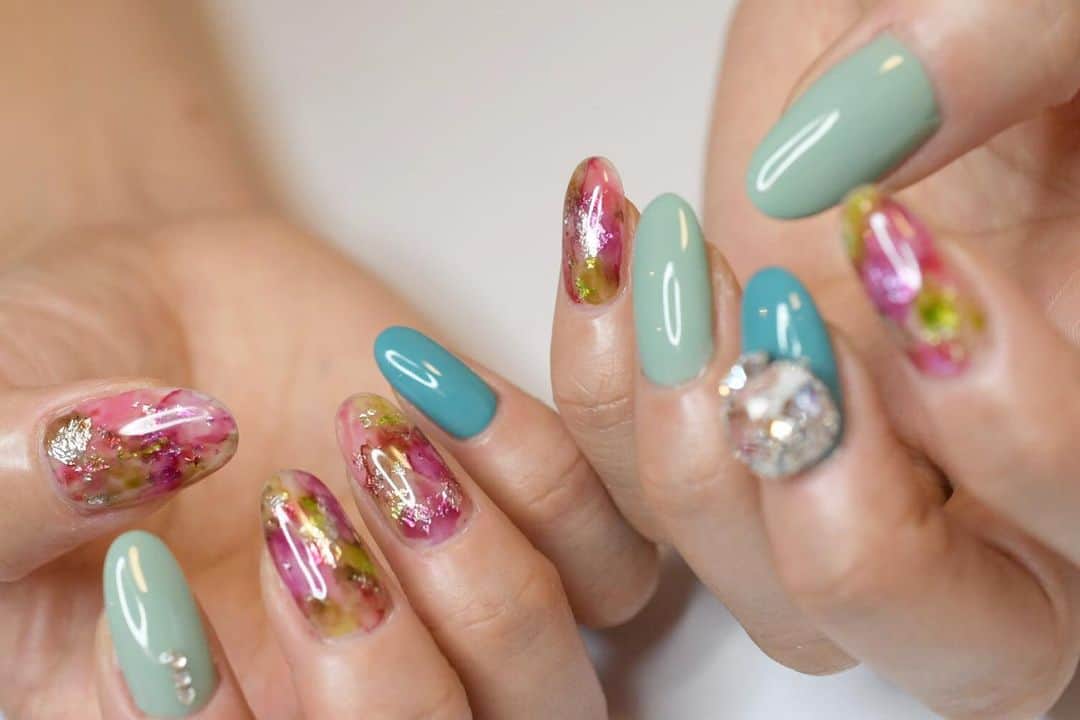 のインスタグラム：「. . 大阪市北区 梅田.中崎町.駅から徒歩7分🚶‍♀️ CADENAS nail eyelash  マツエクアカウント @cadenaseyelash LINE:@ cadenas 🆔検索🙋‍♀️ tel:06-4792-8617. cadenas.nail@gmail.com. . #ネイル #ジェルアート #大人かわいい #梅田ネイル #堂山町 #大人ネイル #個性派ネイル #クリアネイル #ジェルネイル #nail #notd #ニュアンスネイル #instanail #ワンカラー #春ネイル  #ネイルデザイン #ongels #美甲 #osaka  #ジェルデザイン #cadenas #指甲 #spring #Insatnails #fashion #シアーネイル #うる艶ネイル #トレンドネイル  #mintgreen #ミントグリーンネイル」