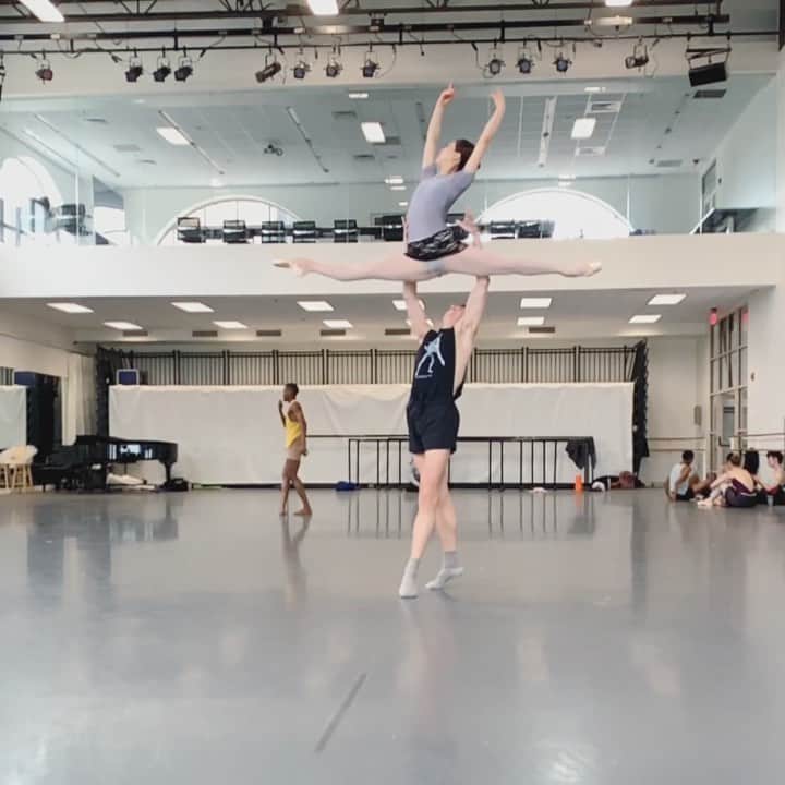 のインスタグラム：「Toss me to the ☀️ @mj_slattery  リフト特集 Thanks @deseantaber for 📹 and @paulcraig2003 for yeah 😆  #ballet #ballerina #ballerinalife #happy #happiness #dance #art #幸せ #バレエ #バレリーナ #rehearsal #travellife #work」