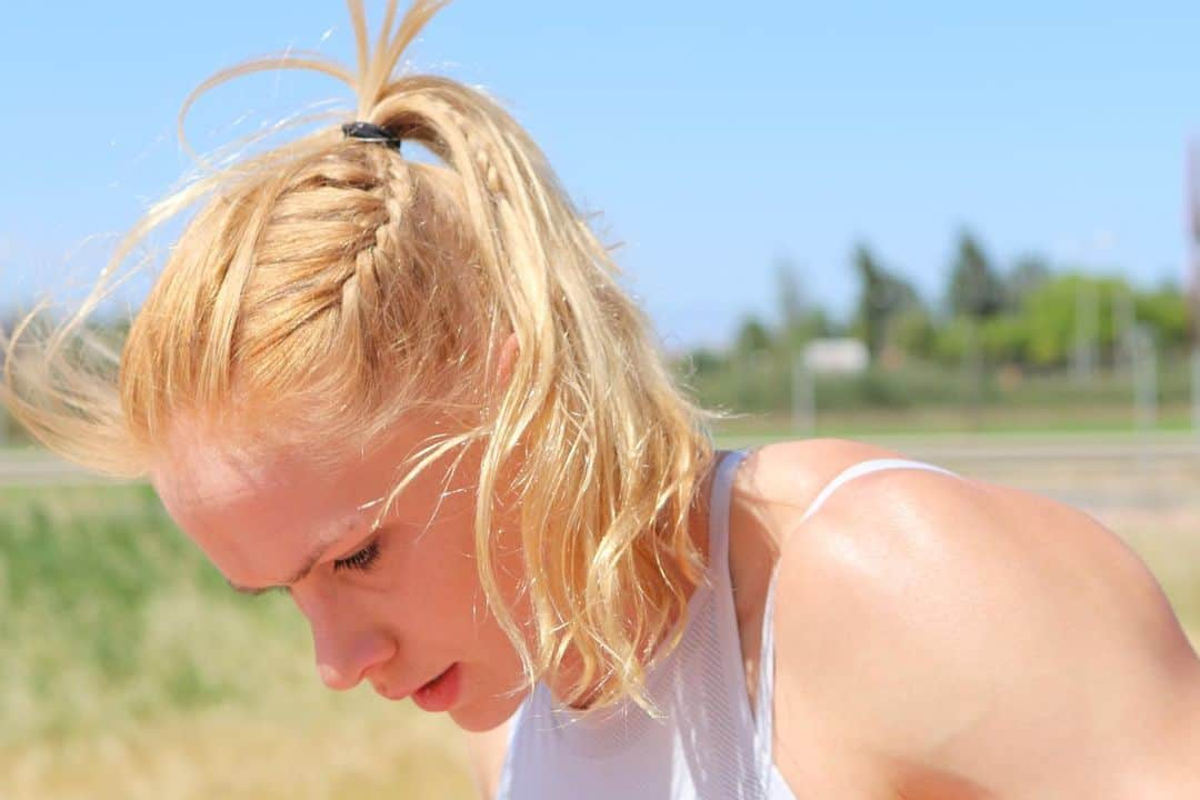 アニー・スラスドーターさんのインスタグラム写真 - (アニー・スラスドーターInstagram)「“Somewhere behind the athlete you’ve become, and the hours of practice, and the coaches who have pushed you, is a little girl who fell in love with the game and never looked back ... play for her.” ⁣ ⁣ ⁣ Always at this time of year I remind myself of that ❤️⁣ ⁣ #loveofthesport ⁣ #Enjoythejourney」5月30日 6時56分 - anniethorisdottir