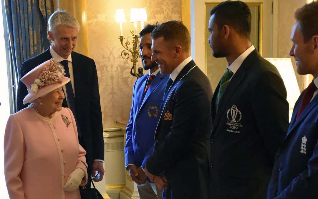 ロイヤル・ファミリーさんのインスタグラム写真 - (ロイヤル・ファミリーInstagram)「The Queen and The Duke of Sussex met Cricket World Cup team captains at Buckingham Palace ahead of the start of the tournament on Thursday.  The tournament will feature the world’s top ten teams, nine of whom are from the Commonwealth. The participating nations include Afghanistan, Australia, Bangladesh, England, India, New Zealand, Pakistan, South Africa, Sri Lanka and the West Indies.  Captains met Her Majesty and His Royal Highness before joining a Garden Party at Buckingham Palace.」5月30日 1時38分 - theroyalfamily