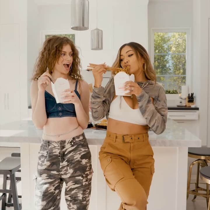 リアン Vのインスタグラム：「Trying to help ur friend use chopsticks like... 🥡🥢😂 @iam_dytto (tag a friend that loves food!) 🎥: @isaiahshinn 🎶: @groovyq @travisscott」