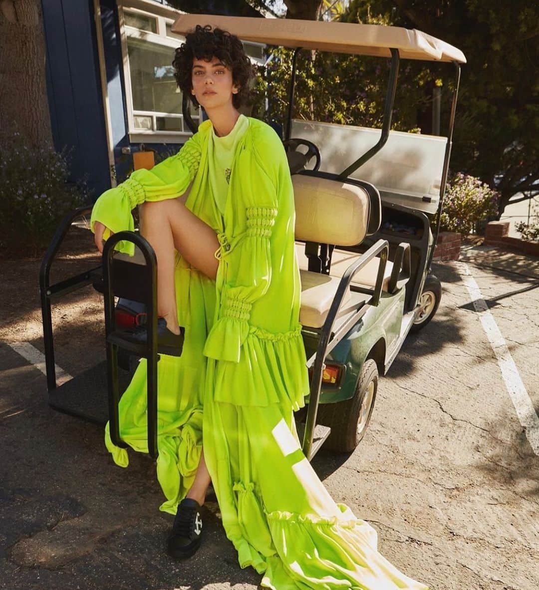 Anna Lylesのインスタグラム：「@off____white + unruly curls for Vogue Poland @vogue.polska photo @turczynska_ styled by @karlagruszecka @_thefrenchmonster_ hair #annalyles makeup @tksmakeup @olga_janicka @ateliermgmt #voguepolska #offwhite」