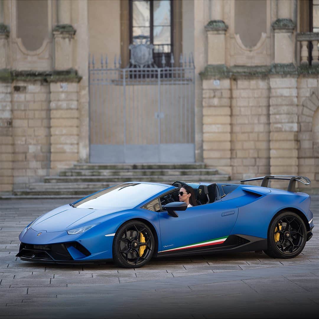 ランボルギーニのインスタグラム：「Confident and powerful, without losing their natural elegance: that’s the way women live the beauty and the performance of Lamborghini Huracán Performante Spyder.  #Lamborghini #HuracanPerformanteSpyder #InformalLuxury #Woman」
