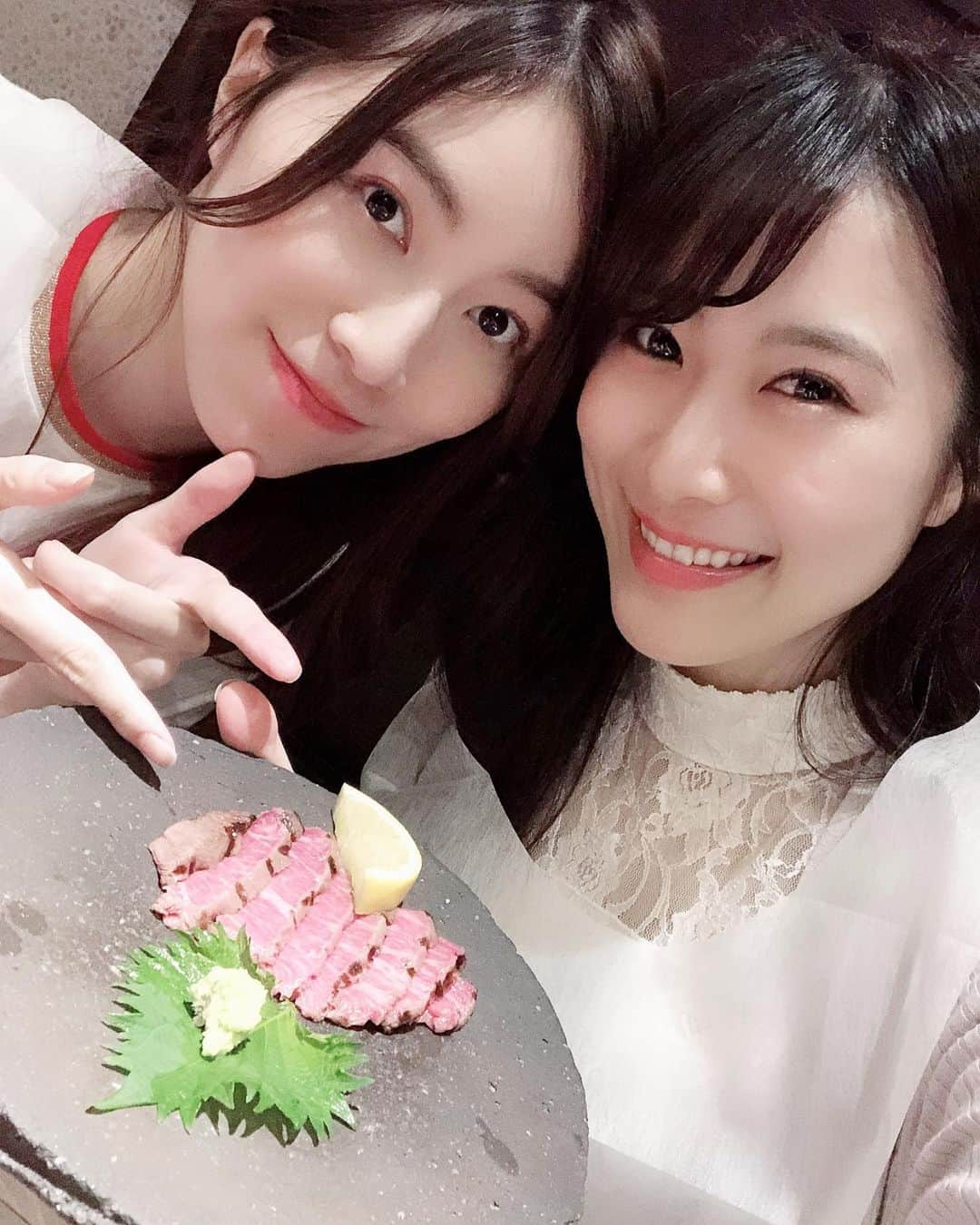 高木由麻奈さんのインスタグラム写真 - (高木由麻奈Instagram)「#SKE48炎の関東ツアー 終演後、珠理奈さんがお食事に連れて行ってくださりました☺️💕 ご馳走さまでしたっ😭✨✨ 入る前からずーっと見させていただいていた方なので、不思議な気持ちです。  まさか自分がアイドルになって珠理奈さんと一緒にパフォーマンスをして、 卒業するのを見送っていただいて、私のアイドル活動最終日にお食事まで一緒に行ってくださり、 私は幸せものです🥺✨感動✨  珠理奈さんの多くの言葉に救われ、どんな時も手を引っ張ってくれて、支えてくださいました。 珠理奈さんからいただいた優しさは一生忘れません！！ 本当にありがとうございます！☺️ SKEに入って良かった✨と思えるそんな夜でした💫  #松井珠理奈 さん」5月30日 1時39分 - yumana.t