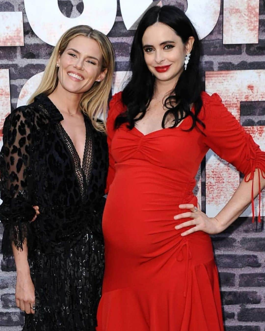 クリステン・リッターさんのインスタグラム写真 - (クリステン・リッターInstagram)「This super pregnant superhero had lots of fun at the #jessicajones season 3 premiere celebrating the final 13 episodes! Styled by @ilariaurbinati in @rodarte dress and hair and make up by @jamiemakeup and @hairbyjohnd ❤️」5月30日 1時41分 - therealkrystenritter