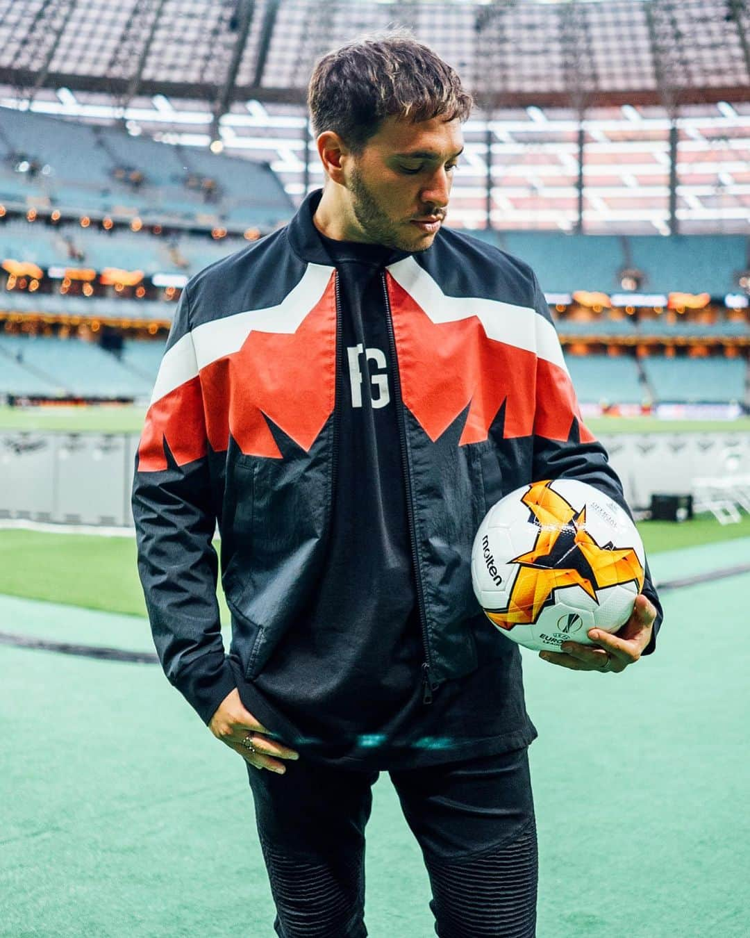 ジョナス・ブルーさんのインスタグラム写真 - (ジョナス・ブルーInstagram)「Tonight. Performing at the UEFA Europa League Final. Let's go 🙏🏼⚽️」5月30日 1時43分 - jonasblue